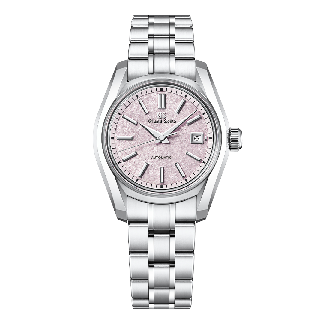 型番：STGK031<br />
ケース径：30ｍｍ<br />
防水機能：10気圧<br />
ムーブメント：自動巻き<br />
<br />
<br />
価格：880,000円（税込）<br />
<br />
<br />
スタッフの一言：<br />
<br />
桜の花を雪が覆い隠す「桜隠し」から着想を得たレディースモデル<br />
<br />
グレイッシュなピンクの文字盤が繊細で美しい時計となっています<br />
<br />
ビジネスシーンで着用する時計をお探しの方におススメしたい1本です