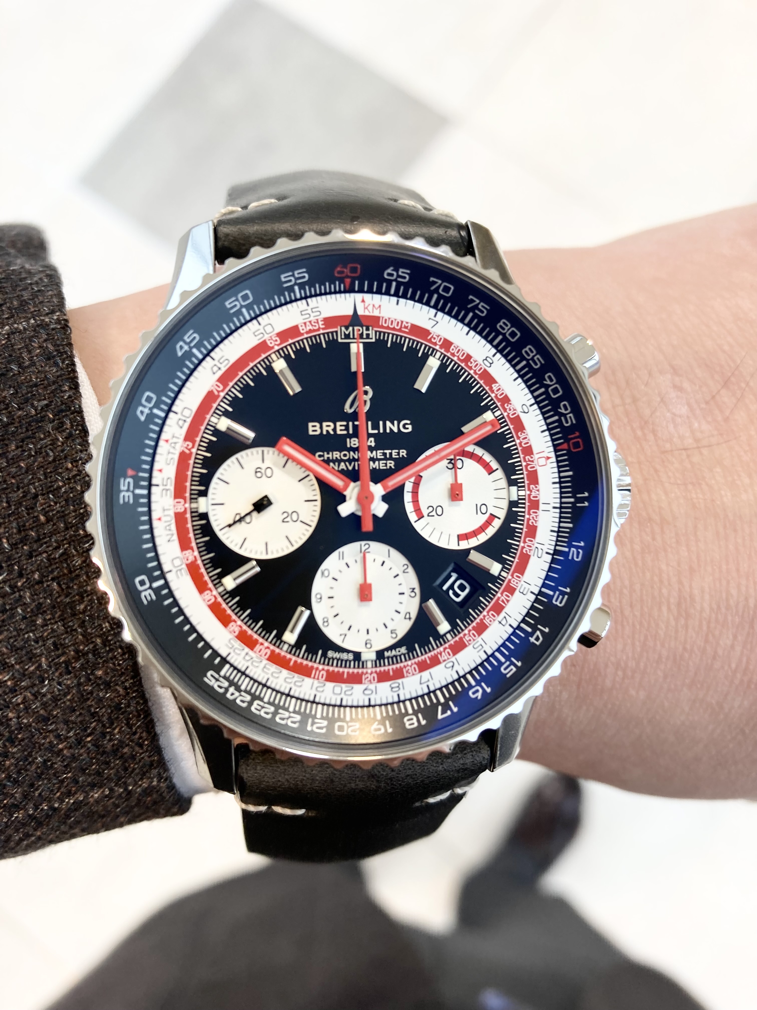 [BREITLING (ブライトリング)正規取り扱い商品]<br />
<br />
【生産限定モデル】<br />
<br />
ナビタイマー1 B01 クロノグラフ 43 スイスエアエディション<br />
<br />
Ref.AB01211B1B1X1<br />
<br />
¥1,017,500 (税込)<br />
<br />
ナビタイマー B01 クロノグラフ 43 スイスエアエディションは、<br />
<br />
スイスエアのロゴがプリントされた、<br />
<br />
サファイアクリスタルケースバックが特徴的です。<br />
<br />
43 mmのステンレススチールケースに<br />
<br />
シルバーのサブダイヤルと対照的なブラックのダイヤルが印象的です。<br />
<br />
自社開発製造のクロノグラフムーブメントは<br />
<br />
卓越した精度と約70時間のパワーリザーブを実現しています。<br />
<br />
このクロノグラフは、<br />
<br />
ブライトリングの母国スイスの国営航空会社を記念して作られました。<br />
<br />
ヴィンテージルックなデザインが、<br />
<br />
クラシックでかっこいいモデルです。<br />
<br />
ぜひ店頭でご覧下さい！