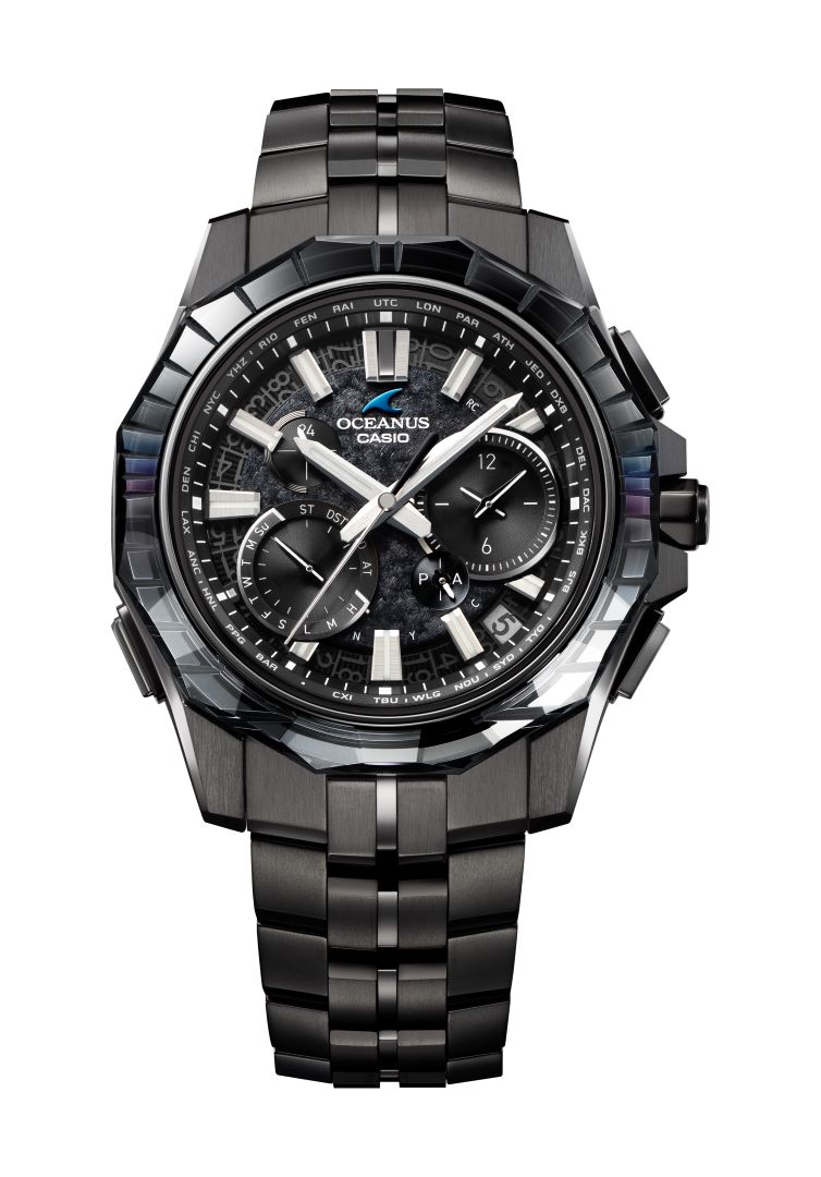 OCEANUS　Manta（マンタ）<br />
品番：OCW-SG1000CN-1AJR<br />
価格：682,000円（税込）<br />
<br />
スペック：<br />
・標準電波受信（世界6局）<br />
・ガリウムタフソーラー<br />
・モバイルリンク機能<br />
・両面反射防止コーティングサファイアガラス<br />
・ケース/バンド：DLC処理<br />
・10気圧防水機能<br />
・サイズ（H×W×D）47.5×43.0×11.7mm<br />
・質量　99g<br />
<br />
上質な仕上げと薄く美しいフォルムを追求している「OCEANUS Manta（オシアナス マンタ）」<br />
OCW-SG1000CNは、オシアナスが誇るものづくりの技術と日本の伝統技法が美しく融合したモデルです。<br />
デザインテーマは、「CALM NIGHT」。<br />
月の光に照らされた静かな海を、オールブラックのチタン外装と江戸切子のサファイアガラスベゼルで表現しました。<br />
千筋とよばれる伝統文様を刻んだベゼルは、江戸切子職人・堀口徹氏自ら意匠を監修。<br />
匠の技を駆使した繊細かつ精密なカッティングで、夜空に輝く月明かりとその明かりが彩る海を描きました。透明感のなかに深みと輝きを生み出す色調は、ブラックとシルバーのグラデーション蒸着によるもの。どこまでも続くような広大な海を表現し、見る角度によってブルーに偏光することで、オシアナスらしい表情を醸し出します。<br />
月面をイメージしたダイアルには、型打ちで目付を施した金属素材を使用。発電効率を飛躍的に向上したガリウムタフソーラーの搭載により、文字板装飾の自由度を高めています。<br />
オシアナスが追求するこだわりのものづくりを体現した特別モデル。世界限定600本でお届けします。<br />
<br />
<br />
<br />
【CASIO PREMIUM WATCH FAIR】<br />
<br />
期間：12月3日（水）～12月25日（木）<br />
店舗：大丸札幌店　5階 時計売場　カシオコーナー<br />
<br />
フェア期間中、対象商品をお買い上げのお客さまにオリジナルノベルティをプレゼント！　<br />
※ノベルティは数に限りがございますので予めご了承ください。<br />
<br />
