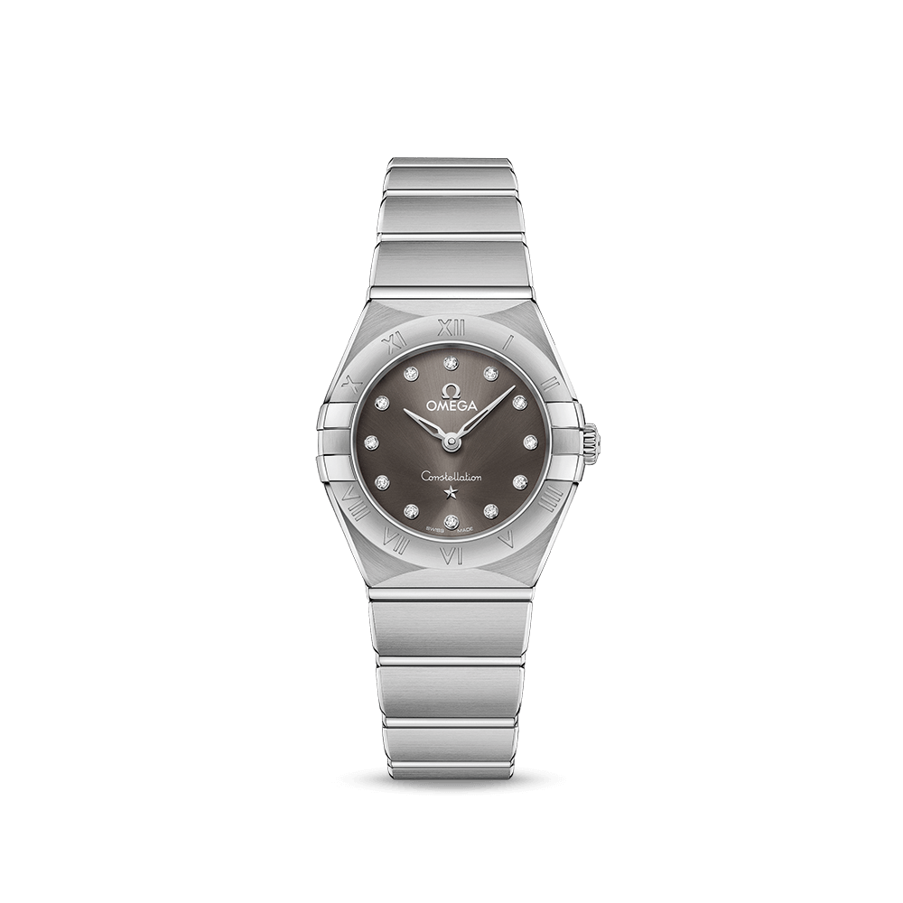 OMEGA CONSTELLATIO﻿N QUARTZ 25mm<br />
オメガ コンステレーション クオーツ25mm<br />
<br />
価格：　￥561,000<br />
品番：　131.10.25.60.56.001<br />
ケース﻿: 　ステンレススティー﻿ル<br />
ケース直径﻿:　 25 m﻿m<br />
防水﻿: 　3 気圧 (30 メートル / 100 フィート﻿)<br />
キャリバー： オメガ 4061（電池の寿命の最大化を実現する、新しいクオーツ・キャリバー。赤のオメガロゴ入り、ロジウムプレート仕上げ﻿。）電池寿﻿命: 48ヶ﻿月<br />
種類﻿： クォー﻿ツ<br />
ダイアルの色﻿: 　グレー/12Pダイヤ<br />
クリスタル﻿: 　両面に無反射加工を施したドーム型強化無反射サファイアガラ﻿ス<br />
素材﻿: 　ステンレススティー﻿ル<br />
クラスプの種類﻿: 　コンフォートセッティング付きバタフライクラス﻿プ<br />
<br />
<br />
ドラマティックな不朽のデザインを誇るオメガ「コンステレーション」は、ケースに施された有名なハーフムーンデザインと「爪」、そしてとリンクブレスレットが特徴です。<br />
<br />
この25mmのステンレススティール製モデルは、ローマ数字が刻印されたベゼルが印象的で、ホワイトマザーオブパールのダイアルと傷の付きにくいサファイアクリスタルガラスが採用されています。針、オメガロゴ、コンステレーションの「星」、インデックスには18Kホワイトゴールドが使用されています。<br />
<br />
オメガ キャリバー 4061が搭載されており、ケースバックには「コンステレーション」を象徴する天文台のメダリオンが付いています。<br />
<br />
<br />
名古屋栄三越にはオメガ（OMEGA）の在庫を多数ご用意いたしております。オメガ（OMEGA）なら名古屋栄三越6階時計までお申し付けください。<br />
<br />
名古屋栄三越についてのお問合せは･･･<br />
<br />
〒460-8669 愛知県名古屋市中区栄3-5-1<br />
TEL:052-252-3743 （６階　ウォッチ＆ジュエリー）<br />
定休日:不定休<br />
営業時間:10:00～20:00