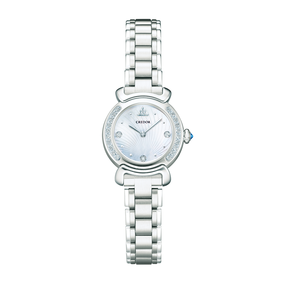 駆動方式：クオーツ<br />
<br />
キャリバーNo.：1E70<br />
<br />
バンド材質：SSブレスレット<br />
<br />
ガラス材質：カーブサファイアガラス<br />
<br />
精度：平均月差±15秒<br />
<br />
その他特徴<br />
ダイヤ入り白蝶貝ダイヤル<br />
ブルーサファイア入りりゅうず<br />
<br />
防水：日常生活用防水（3気圧）<br />
<br />
ダイヤモンド：23個  0.16カラット<br />
ブルーサファイア：1個 0.04カラット<br />
