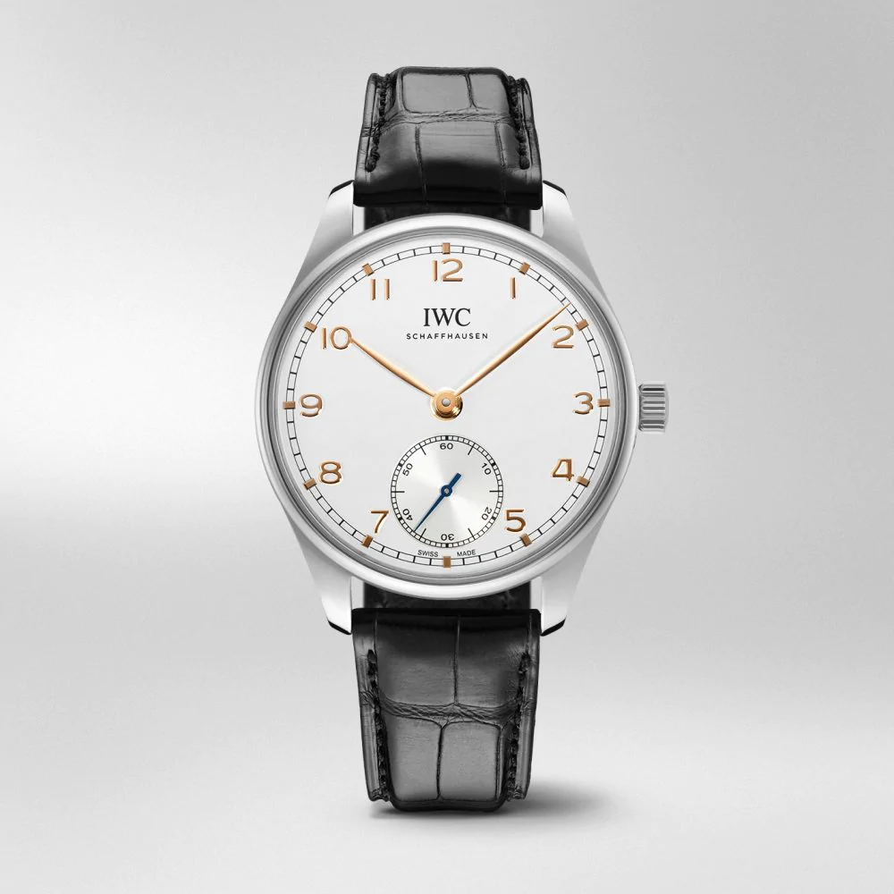 型番:型番:IW358303<br />
ムーヴメント:IWC自社製キャリバー<br />
ケース径:40.4mm<br />
防水:3気圧防水<br />
<br />
価格:1,072,500円(税込)<br />
<br />
特徴的な分目盛りと6時位置にスモールセコンドを配しただけのシンプルな文字盤。<br />
このデザインは、1930年代末にIWCが発表したRef.325と共に生まれ、ポルトギーゼ コレクションの歴史の中で一貫して継承されてきたデザイン様式です。<br />
いつの時代でもモダンな印象を与えるクラシカルな文字盤デザインが、40mmとコンパクトなケースサイズの「ポルトギーゼ・オートマティック 40」で復活を遂げています☆<br />
搭載されている堅牢で高品質なIWC自社製キャリバー82200は、耐摩耗性に優れるセラミック製のパーツをペラトン自動巻き機構に使用し、60時間のパワーリザーブを備えます。<br />
アリゲーターストラップに配された新開発のバタフライ・フォールディング・クラスプは極めて快適な装着感を実現しています。<br />
<br />
お問い合わせは→http://kobayashi-tokeiten.com/inquiryform/ で大分店にチェックをしてお問い合わせください。