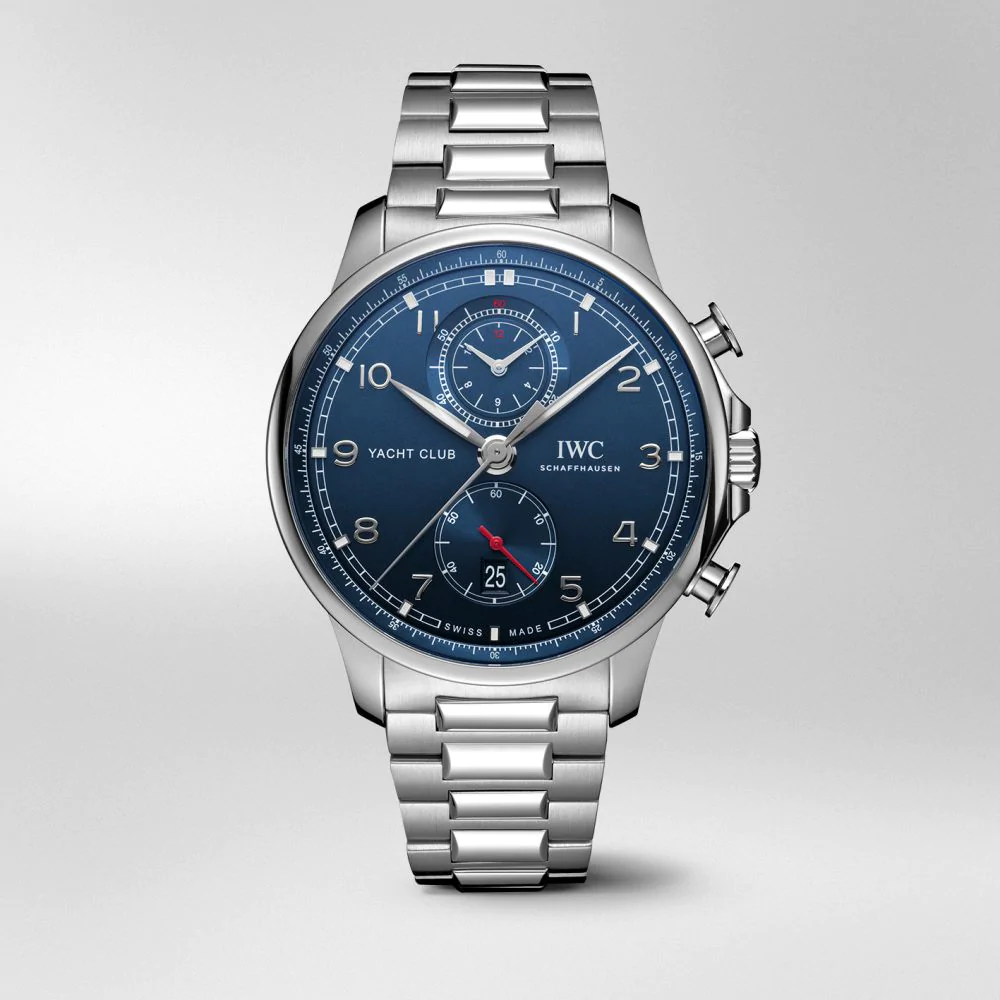 型番:型番:IW390701<br />
ムーヴメント:IWC自社製キャリバー<br />
ケース径:44.6mm<br />
防水:6気圧防水<br />
<br />
価格:1,919,500円(税込)<br />
<br />
時代に左右されない洗練されたエレガンスを湛えた、航海に適したスポーツウォッチのヨットクラブ。<br />
強靭さや6気圧防水を兼ね備え、船上やビーチ以外でも様々なシーンで大活躍するモデルです!<br />
<br />
繊細なベゼルとフラットなケースリングを備え、直径44mmのケース全体のバランスがより優雅になりました。文字盤には、特徴的な分目盛りやアラビア数字のアップライト・インデックスなど、ポルトギーゼ特有のデザインが採用されています。フライバック機能を搭載した自社製キャリバー89361が、12時位置のサブダイヤルに統合されたアワー・カウンターとミニッツ・カウンターで計測タイムを表示します。<br />
表面にポリッシュ仕上げとサテン仕上げを施したステンレススティール製ブレスレットが、快適な装着感を提供します。