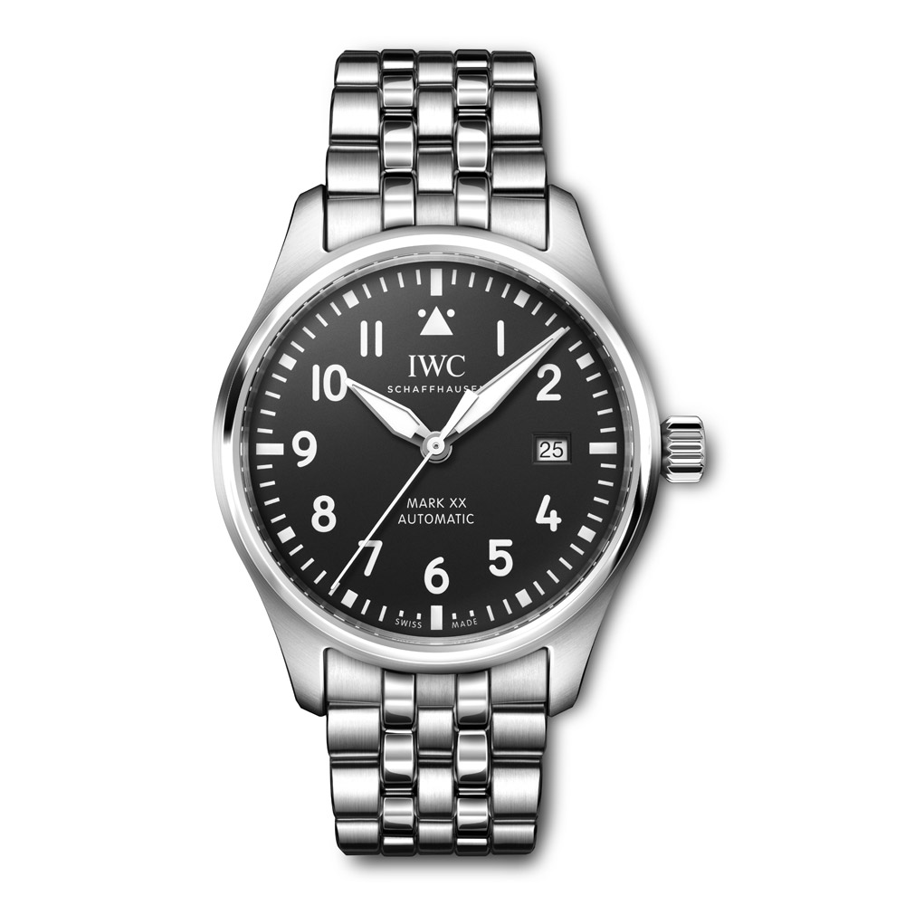 型番:IW328202<br />
ムーヴメント:IWC自社製キャリバー<br />
ケース径:40mm<br />
防水:10気圧防水<br />
<br />
価格:1,040,600円(税込)<br />
<br />
シンプルを極めた「マーク XX」。パイロット・ウォッチのデザインと技術的な機能性の真髄を抽出し、純粋な形で表現したタイムピースで、伝説的な傑作「マーク 11」を継承するモデルです。1948年に英国空軍の航空士とパイロットのためにIWCが開発した「マーク 11」は、高い精度と耐磁性を備え、計器としての役割を果たすものでした。<br />
<br />
「マーク XX」のケースは直径40mmで、堅牢かつ耐食性に優れたステンレススティール製です。ブラックの文字盤にはロジウムメッキの針が配されています。文字盤の上ではホワイトの数字とインデックス、そして12時位置のトライアングル・インデックスが明瞭なコントラストを成し、夜光塗料を施したディテールがどのような明るさの環境の下でも視認性を確保します。内部では自動巻き機構を装備したIWC自社製キャリバー 32111が正確に時を刻み、120時間のパワーリザーブを提供。フロントガラスは特にしっかりと取りつけられているため、急激な気圧変化の際にもケースから外れることがありません。<br />
ストラップには「EasX-CHANGE®」システムを採用し、特別な工具を使わずに簡単にストラップを交換することができます。
