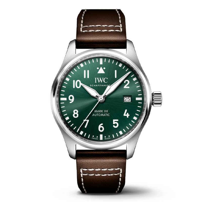 型番:IW328205<br />
ムーヴメント:自動巻き<br />
ケース径:40mm<br />
防水:10気圧防水<br />
<br />
価格:863,500円(税込)<br />
<br />
シンプルを極めた美しさ「マーク XX」<br />
パイロット・ウォッチのデザインと技術的な機能性の真髄を抽出し、純粋な形で表現したタイムピースです。<br />
このモデルは、伝説的な傑作「マーク 11」の子孫にあたります。1948年に英国空軍の航空士とパイロットのためにIWCが開発した「マーク 11」は高い精度と耐磁性を備え、計器としての役割を果たすものでした。「マーク XX」のケースは直径40mmで、堅牢かつ耐食性に優れたステンレススティール製です。グリーンの文字盤には、ロジウムメッキの針が配されています。文字盤の上ではホワイトの数字とインデックス、そして12時位置のトライアングル・インデックスが鮮やかなコントラストを成し、夜光塗料を施したディテールがあらゆる明るさの環境で視認性を確保します。自動巻き機構を装備した高精度のIWC自社製キャリバー32111を搭載し、120時間のパワーリザーブを提供。フロントガラスは特にしっかりと取りつけられているため、急激な気圧変化の際にもケースから外れることがありません。「パイロット・ウォッチ・マーク XX」は10気圧防水で、ピンバックルが付いたブラウンのカーフスキン・ストラップが組み合わされています。「EasX-CHANGE®」システムを採用し、特別な工具を使わずに、簡単に別のストラップと交換することができます。