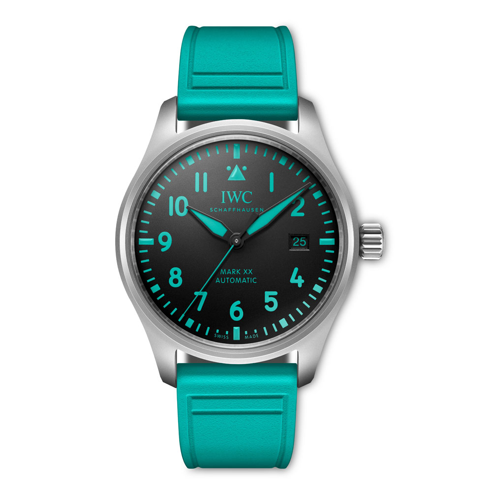 型番：IW328210<br />
ムーヴメント：IWC自社製キャリバー（32111）<br />
ケース径：40mm<br />
防水：10気圧防水<br />
<br />
価格：965,800円（税込）<br />
<br />
2013年、IWCシャフハウゼンはメルセデスAMG・ペトロナス・フォーミュラワン・チームの「公式エンジニアリング・パートナー」となりました。<br />
「パイロット・ウォッチ・マークXX “Mercedes-AMG PETRONAS Formula One™ Team”」は、IWCが長年のモータースポーツパートナーのために製作した3つ目の公式チームウォッチです。<br />
<br />
ケース径40mmに、軽量で極めて高い剛性を誇るグレード5チタン製を採用。<br />
あらゆる金属の中で最も高い強度比を誇るチタンは、自動車工学の分野でも、エンジンバルブなど極度の負荷がかかる自動車部品の製造に使用されています。<br />
機械加工とサンドブラスト加工を施した表面は、美しいグレーがかった光沢を放つのもこのモデルの見所。チームのシグネチャーカラーであるグリーンの数字とインデックスがブラックの文字盤とのコントラストを生み出し、時・分・秒の針には同じグリーンのスーパールミノバ®が塗布されていてかっこいいですね◎。<br />
ケース内部で作動するIWC自社製キャリバー32111は、120時間のパワーリザーブを備えた自動巻きムーブメントで高精度なのも特徴的！<br />
防水性能は10気圧確保されており、EasX-CHANGE®ストラップチェンジシステムを備えたペトロナスグリーンのラバーストラップでよりスポーティさを印象付けます。
