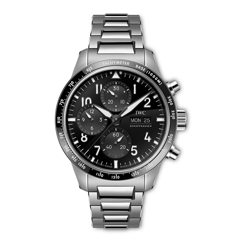 型番：IW388304<br />
ムーヴメント：IWC自社製キャリバー（69385）<br />
ケース径：41mm<br />
防水：10気圧防水<br />
<br />
価格：1,826,000円(税込)<br />
<br />
IWCが妥協することなく性能を追求した「パイロット・ウォッチ・パフォーマンス・クロノグラフ 41」<br />
メルセデス・ベンツの子会社として高性能スポーツカーを手掛けるメルセデスAMGは、2004年からIWCとパートナーシップを組んでいます。<br />
<br />
直径41mmのケース、リューズ、プッシュボタンに使用されているのは、スティールよりも約45%軽量でありながら堅牢性に優れる合金、グレード5のチタンです。<br />
このウォッチの卓越した機能のひとつが、タキメーター・スケールを備えるセラミック製ベゼルが特徴的です。ポリッシュ仕上げが施されたブラックセラミック製ベゼルとマッチするよう、ブラックの文字盤には光沢のある仕上げが施されています◎<br />
<br />
ブラックニッケル製のイン・ダイヤル積算計、針、アップライト・インデックスと数字はスーパールミノヴァ®が塗布され、文字盤に深みを与えると同時に、夜間の優れた視認性を確保します。<br />
<br />
搭載されているムーブメントは、IWC自社製キャリバー69385。着色されたサファイアガラス製の裏蓋から鑑賞することができ、双方向爪巻上げ機構によって主ゼンマイに最大46時間のパワーリザーブを実現します。<br />
<br />
サブダイヤルはIWCらしい垂直のレイアウトで配置され、視認性の高いデザインに仕上げられています。10気圧防水を備え、センターリンクにポリッシュ仕上げが施された一体型のチタン製ブレスレットが合わせられています。