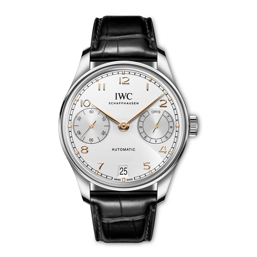 型番:IW501701<br />
ムーヴメント:IWC自社製キャリバー 52011<br />
ケース径:42.4mm<br />
防水:5気圧防水<br />
<br />
価格:1,963,500円(税込)<br />
<br />
バランスの取れた「ポルトギーゼ・オートマティック 42」は、3時位置にパワーリザーブ表示、反対側の9時位置にスモールセコンドが備えられています。<br />
ケース径42.4mmのステンレス製ケースに、シルバーメッキの文字盤、ゴールドメッキの針とアップライト・インデックスが組み合わされた上品な1本です。よりスリムなケーシングリングを採用し、デザインを隅々まで見直した結果、エレガントで洗練された印象に仕上げられました。ケースのフロントとバックには、ボックス型のサファイアガラスが使われているのもポイントです◎<br />
<br />
60もの工程からなる複雑なプロセスを経て作られる文字盤は精巧な仕上がりで、格別な魅力を放ちます。<br />
透明なラッカーを15層に塗り重ねることで比類のない美しい奥行きが生まれ、つややかな光沢を放つまで丁寧な研磨とポリッシュ仕上げが施されます。サブダイヤルは機械加工により、真鍮製の地板とラッカー層の両方に組み込まれます。そして、特殊なプリント工程で構造の立体感を一段と際立たせます。最後に、アップライト・インデックスを文字盤の上に手作業で一つひとつ設置します。<br />
<br />
精巧なサーキュラーグレインおよびコート・ド・ジュネーブ装飾をまとうIWC自社製キャリバー 52011を搭載。<br />
ほとんど摩耗しない酸化ジルコニウムセラミック製部品で強化されたぺラトン自動巻き機構を搭載し、2つの香箱に7日間(168時間)のパワーリザーブを蓄えます。