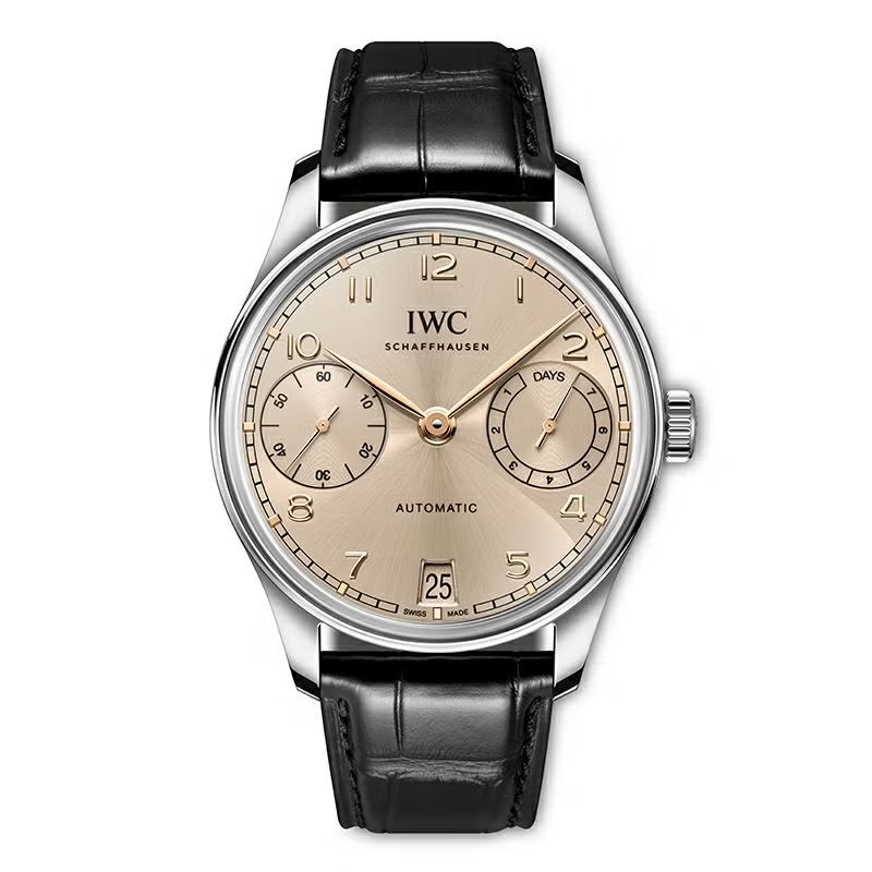 型番：IW501705<br />
ムーヴメント：自動巻きIWC自社製キャリバー<br />
ケース径：42.4mm<br />
防水：10気圧防水<br />
<br />
価格：2,304,500円(税込)<br />
<br />
スッキリとして、バランスの取れた文字盤デザインを持つ“ポルトギーゼ・オートマティック42”<br />
3時位置にパワーリザーブインジケーターを、6時位置には日付を、9時位置には秒針が備えられています！<br />
<br />
ケース径は42.4mmとやや大きめではありますが、旧モデルよりも薄くなり、わずかに下へと伸びているラグデザインによって、手首へのフィット感も高まりました◎<br />
ダイヤルカラーに合わせ、ゴールドメッキの針とアプライトインデックスを組み合わせた、上品でエレガントな印象に仕上げられています。すべての針が適切な長さで設計されている点も、審美性を引き立てているポイントです☆