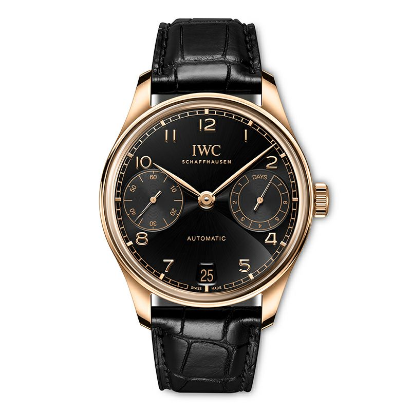 型番：IW501707<br />
ムーヴメント：自動巻き（IWC自社製キャリバー 52011）<br />
ケース径：42.4mm<br />
防水：5気圧防水<br />
<br />
価格：4,295,500円（税込）<br />
<br />
「ポルトギーゼ・オートマティック 42」は、すっきりとしたバランスの良い文字盤を持ち、3時位置にパワーリザーブ表示、反対側の9時位置にスモールセコンドを備えています。ポリッシュ仕上げを施した直径42.4mmの18Kレッドゴールド製ケースに、オブシディアンブラックの文字盤、ゴールドメッキの針とゴールドのアップライト・インデックスが組み合わされています。よりスリムなケーシングリングを採用し、デザインを隅々まで見直した結果、エレガントで洗練された印象に仕上がりました。ケースのフロントとバックには、ボックス型のサファイアガラスが使われています。<br />
<br />
60もの工程からなる複雑なプロセスを経て作られる文字盤は精巧な仕上がりで、格別な魅力を放ちます。透明なラッカーを15層に塗り重ねることで比類のない美しい奥行きが生まれ、つややかな光沢を放つまで丁寧な研磨とポリッシュ仕上げが施されます。サブダイヤルは機械加工により、真鍮製の地板とラッカー層の両方に組み込まれます。そして、特殊なプリント工程で構造の立体感を一段と際立たせます。最後に、アップライト・インデックスを文字盤の上に手作業で一つひとつ設置します。<br />
<br />
このウォッチを駆動するムーブメントは、精巧なサーキュラーグレインおよびコート・ド・ジュネーブ装飾をまとうIWC自社製キャリバー 52011。ほとんど摩耗しない酸化ジルコニウムセラミック製部品で強化されたぺラトン自動巻き機構を搭載し、2つの香箱に7日間（168時間）のパワーリザーブを蓄えます。