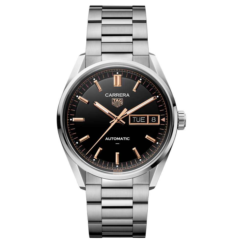 型番：WDA2111.BA0043<br />
ムーヴメント：自動巻き（TH31-02）<br />
ケース径：41mm<br />
防水：100m<br />
<br />
価格：638,000円(税込)<br />
<br />
最新作モデルのカレラ デイデイト。<br />
サテン仕上げのステンレス製ケースに、ブラック オパーリン ダイヤルを備え、コントラストが映える18K 5N ローズゴールドプレートがアクセントとなった1本です◎<br />
搭載ムーブメントは“TH31-02” 。約80時間のロングパワーリザーブ&高精度を実現するムーブメントです。ケースバックには、「タグ・ホイヤー カレラ」コレクションのサクセスストーリーを象徴する“ビクトリーリース”が刻印されています。<br />
<br />
新型のカレラから、ご自身で簡単にコマ調整が出来る様になっているのも魅力的な部分！<br />
H型3列ブレスレットは、手首にぴったりとフィットさせることが可能で、ダブルセーフティプッシュボタン付きフォールディングバックルがスマートで安心の仕上がりを叶えてくれます◎<br />
<br />
3時位置にはデイデイト表示を配し、日常使いに最適な実用性も叶えます⋆