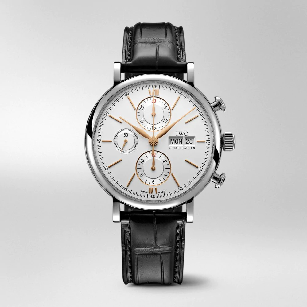 型番:IW391031<br />
ムーヴメント:自動巻き<br />
ケース径:42mm<br />
防水:3気圧防水<br />
<br />
価格:995,500円(税込)<br />
<br />
ポートフィノ・クロノグラフは、ポートフィノ・シリーズにスポーティな印象を添えるモデルです。特徴的なプッシュボタンは、1960年代のイタリア 製スポーツカーのコックピットを思い起こさせます。この時計は、ドーム型のサファイアガラス、アップライト加工のローマ数字、44時間のパワーリザーブを備えています。<br />
<br />
お問い合わせは→http://kobayashi-tokeiten.com/inquiryform/ で大分店にチェックをしてお問い合わせください。