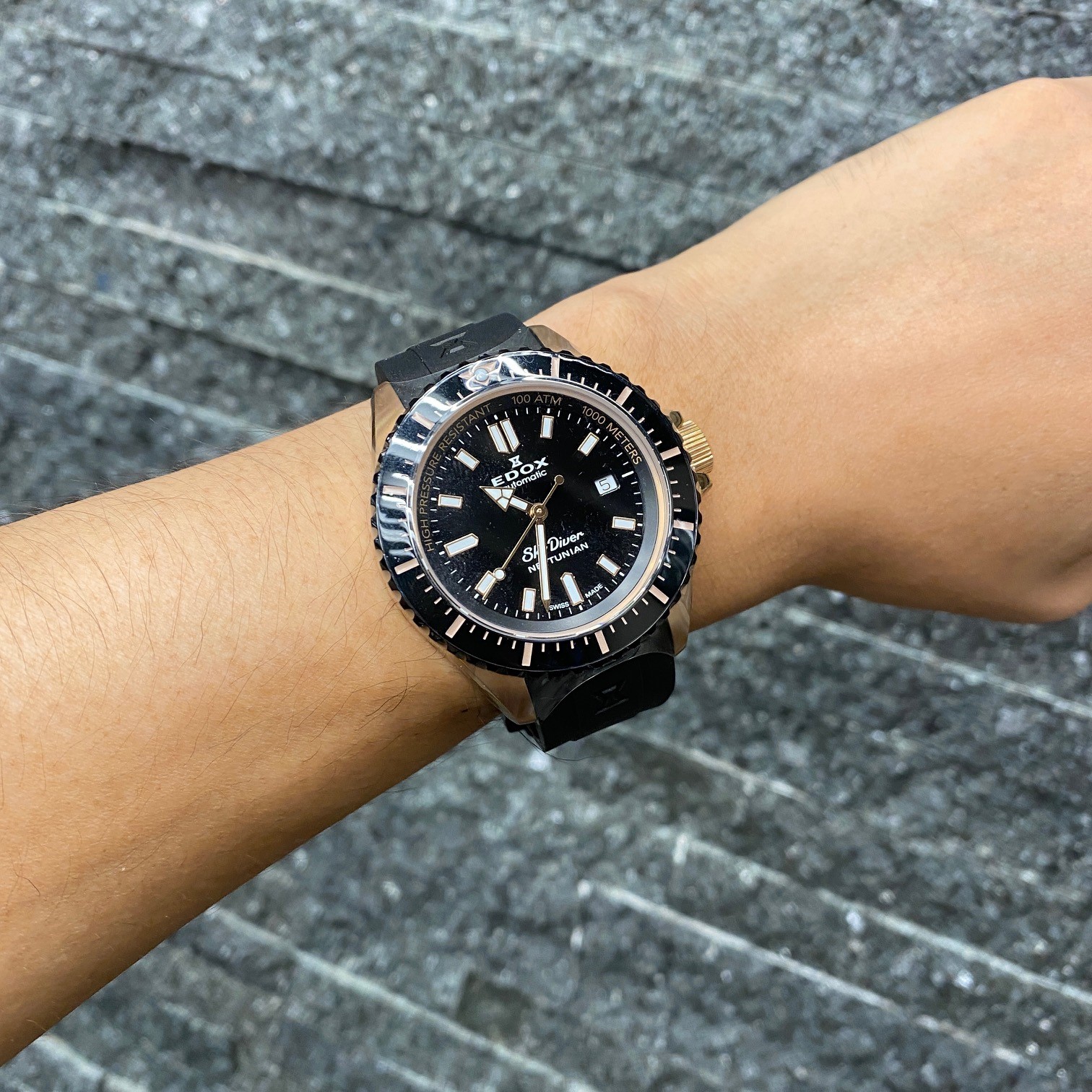 EDOX　エドックス　時計　クォーツ　時計好き　腕時計　かっこいい　スポーティー ダイバーズ　金無垢　ゴールド　ラグジュアリー　マリンスポーツ　ヨット　スーパーオーシャン　海　水族館　ハワイ　沖縄　ビーチ　ナイトプール　ＮＹ　