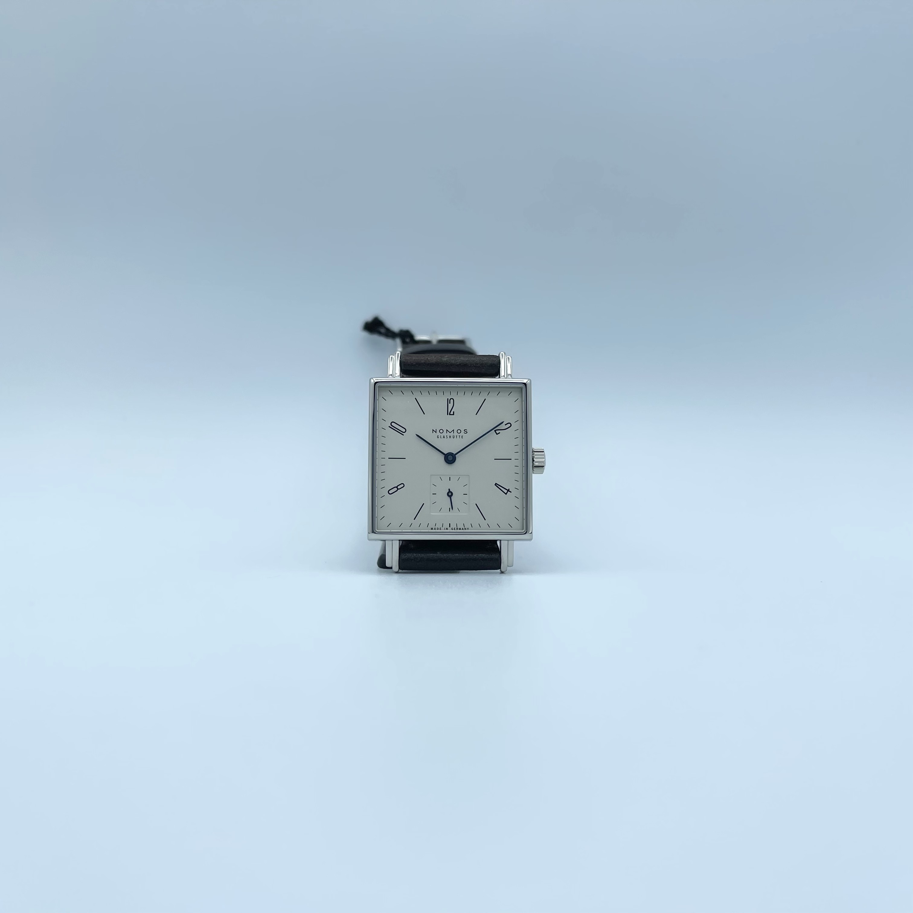 NOMOS　ノモス　テトラ　機械式時計　手巻き　オシャレ　スクエア　高級時計　ドイツ　グラスヒュッテ　コードバン　可愛い