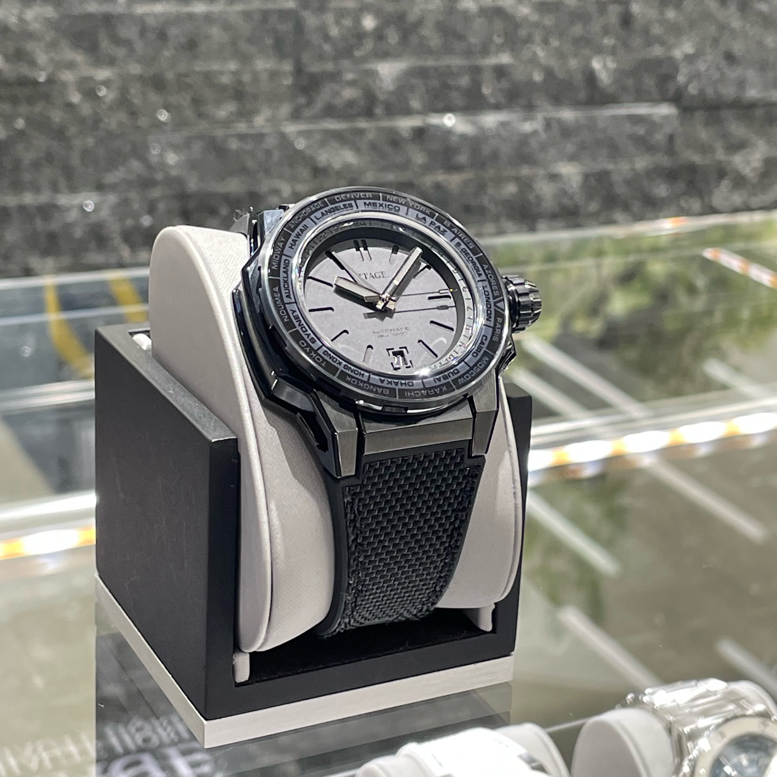 ZTAGE　時計　スイス時計　スイス　カッコいい　オシャレ　自動巻き　シンプル　ブラック　３針　PVD 　世界限定300本　パワーリザーブ42時間　GMT　カーボン