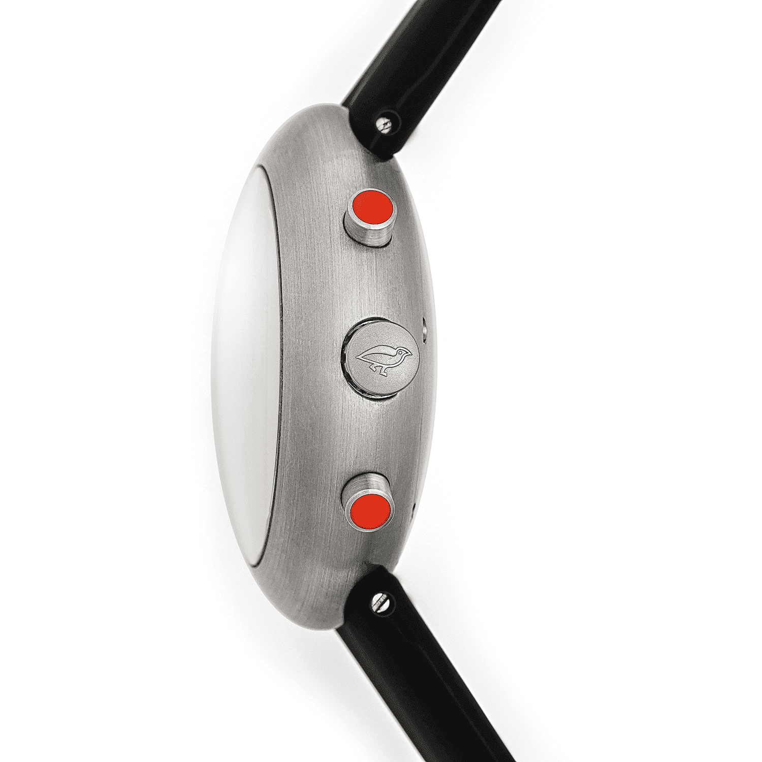 IKEPOD / New Chronopod / IPC001SILB / C001 Panda Pod　Ikepod（アイクポッド）復活のクロノグラフ「NEW CHRONOPOD」。2000年代に時計ブームを楽しんだ方に懐かしい、マーク・ニューソンが生み出した流線形UFO型ケースを継承しつつ、エマニュエル・ギョエのデザインダイヤルと日本製クロノグラフムーブメントを搭載。幻の「HEMIPOD」へのオマージュでありながら、ドーム型サファイア風防と快適なシリコンラバーストラップが現代的な装着感を実現。20年前の情熱を呼び覚ます、コレクター必見のリローンチモデル。