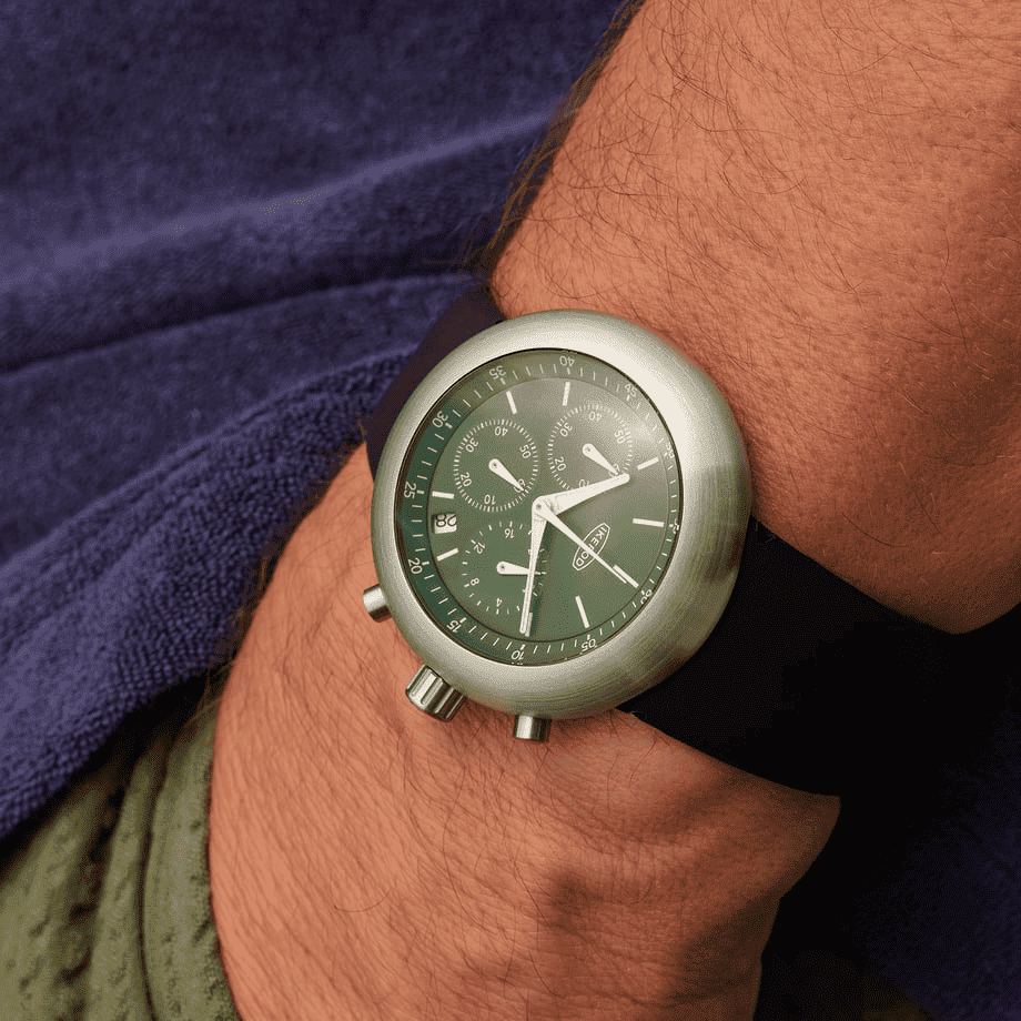 CHRONOPOD　 IPC010SILB　Green PowerIkepod（アイクポッド）復活のクロノグラフ「NEW CHRONOPOD」。2000年代に時計ブームを楽しんだ方に懐かしい、マーク・ニューソンが生み出した流線形UFO型ケースを継承しつつ、エマニュエル・ギョエのデザインダイヤルと日本製クロノグラフムーブメントを搭載。幻の「HEMIPOD」へのオマージュでありながら、ドーム型サファイア風防と快適なシリコンラバーストラップが現代的な装着感を実現。20年前の情熱を呼び覚ます、コレクター必見のリローンチモデル。