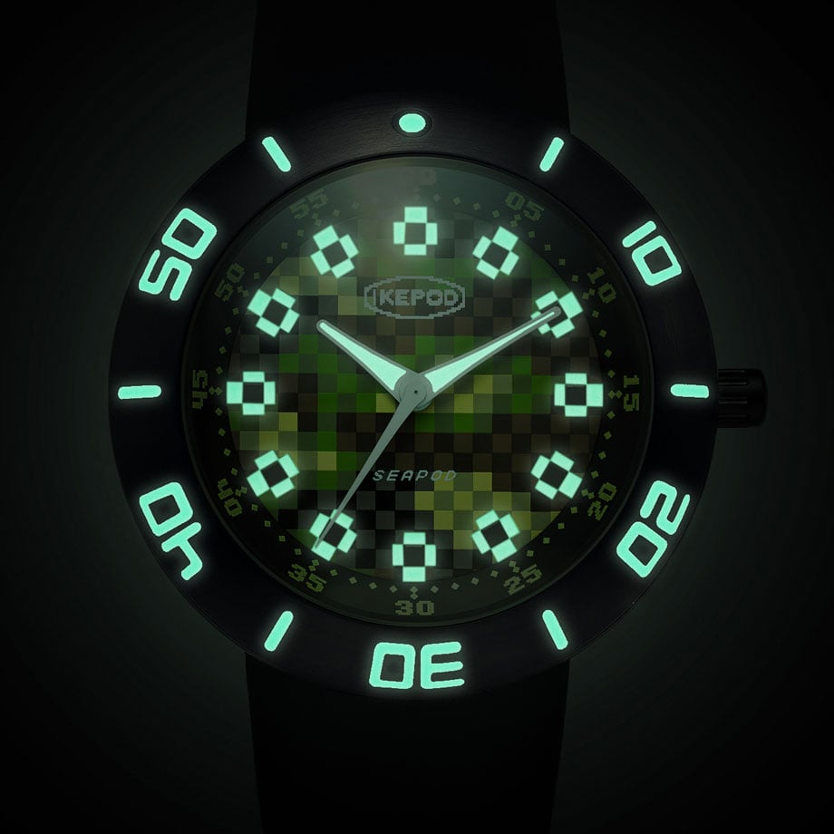 アイクポッド SEAPOD IPS003PIXLB「Camo Pixel」。2021年に誕生したシーポッドの特別限定モデルで、ピクセル迷彩の歴史とファッショントレンドから着想を得たダイヤルとストラップが特徴。46mmケースながら快適な装着感を持ち、ミヨタ9039自動巻ムーブメント、200m防水、ルミノバ付きインデックス、逆回転防止ベゼルを装備。ミリタリーテイストとストリートファッションを融合した個性派機械式腕時計。