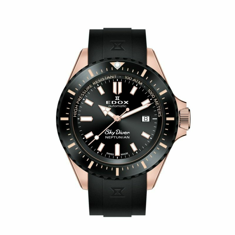 EDOX（エドックス）ネプチュニアン オートマティック 80120-37RNNCA-NIRは、ローマ神話の海神ネプチューンからインスピレーションを受けたプロスペックダイバーズウォッチ。自動巻きムーブメントEDOX80を搭載し、1000m（100気圧）の高耐圧防水性とヘリウムエスケープバルブを備え、飽和潜水に対応。45mm径の316Lステンレススティール製ゴールドPVDケースと、耐傷性に優れるハイテクセラミック逆回転防止ベゼル、視認性に優れたスーパールミノバX1、サファイアクリスタル風防を備えた本格的な潜水時計で、深海での使用から日常まで幅広く活躍する1本。