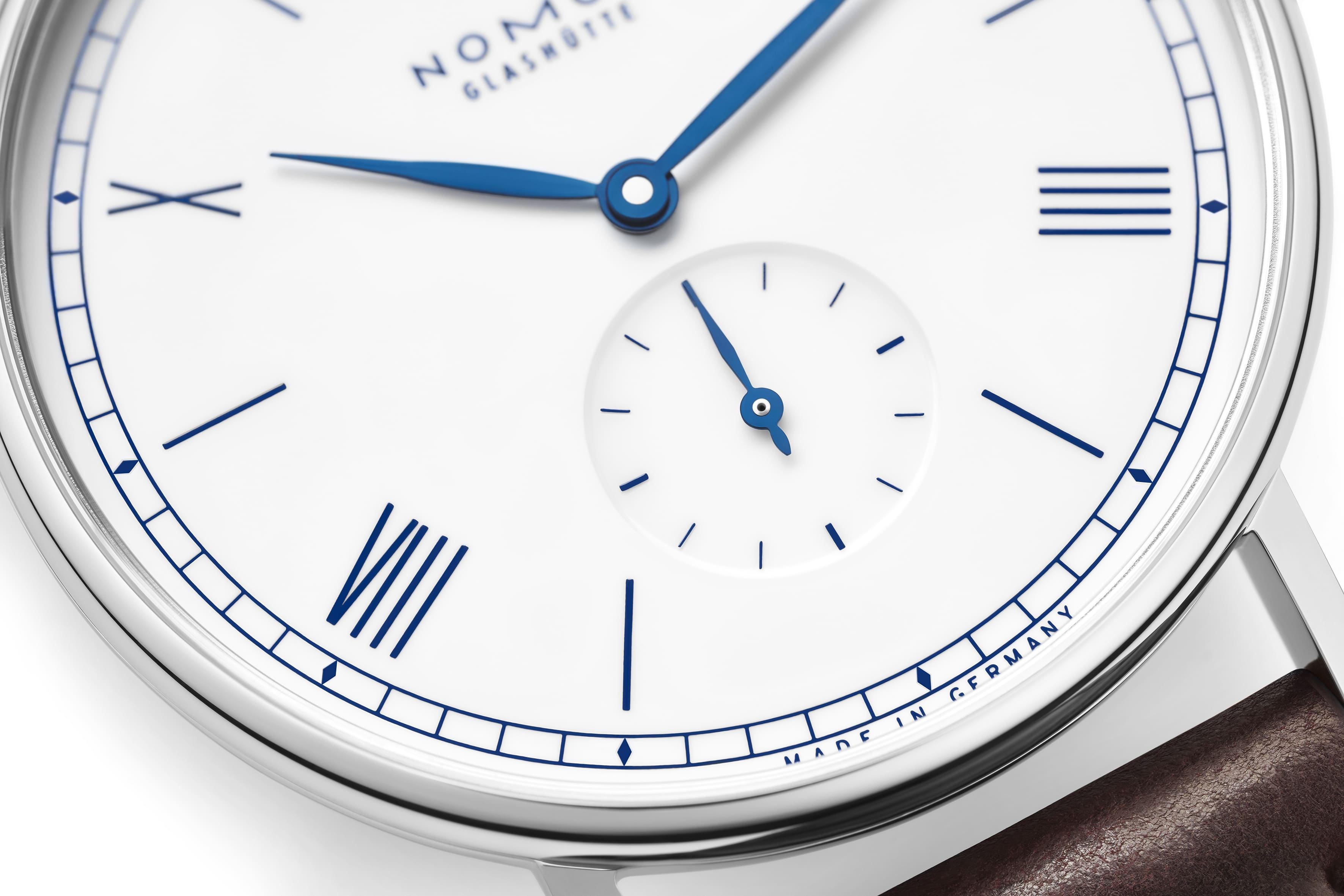 Ludwig AOYAGI　NM205.S5　NOMOS GLASHÜTTE ノモス・グラスヒュッテ 日本限定 ラドウィッグ AOYAGI Blue Willow Leaf 機械式腕時計、エナメルホワイトダイヤルにベロ藍ブルーのレイルウェイミニッツトラックと青焼きリーフ針を配置、手巻き自社キャリバーDUW4001搭載、約53時間パワーリザーブ、ステンレススチールケースとシースルーバックを備えたドイツ・グラスヒュッテ製腕時計