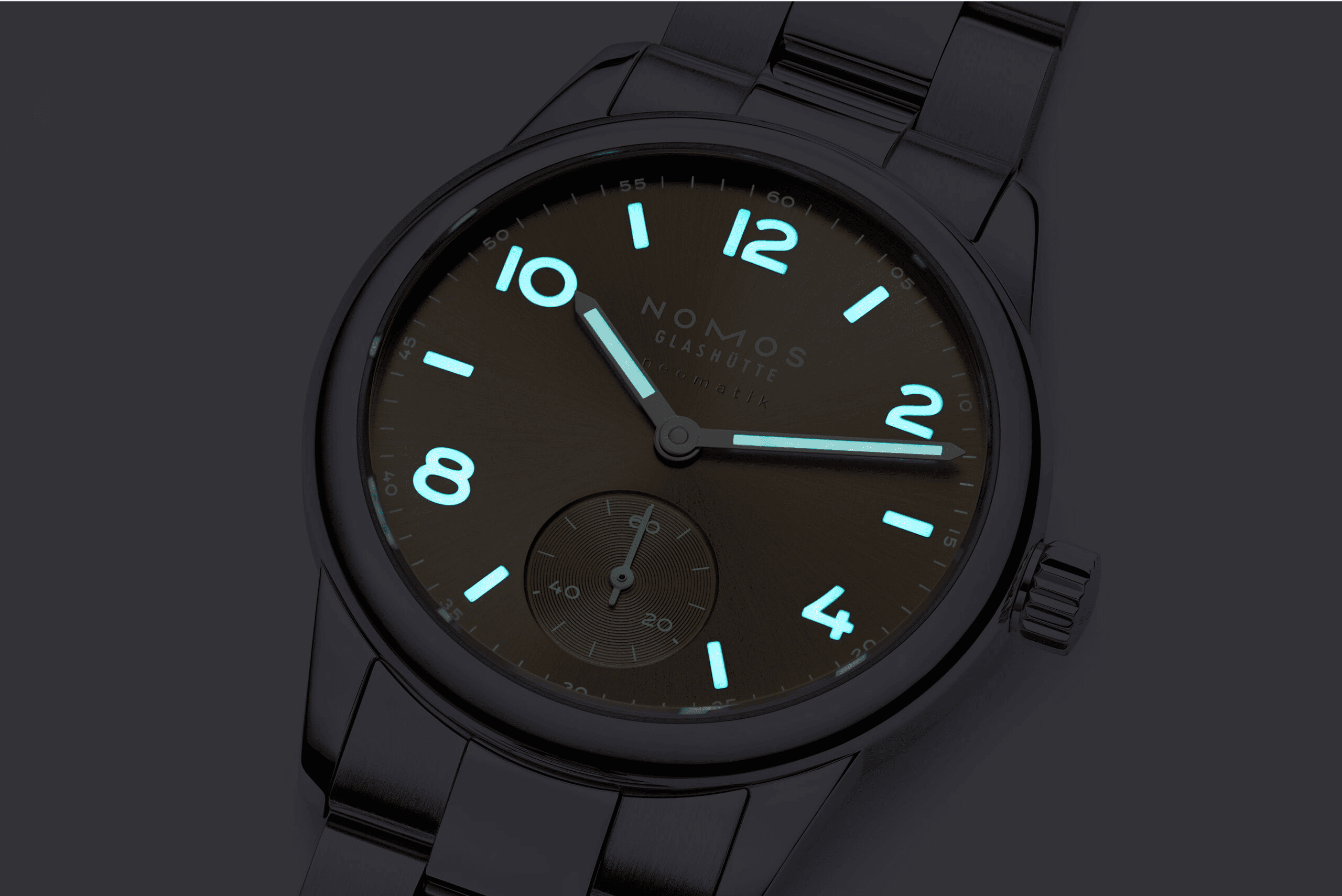 ステンレススチールとイエローゴールドを組み合わせたクラブスポーツ ネオマティック34（品番755）は、フォーマルからカジュアルまで活躍する自動巻きの高性能腕時計。20気圧防水、蓄光付きの針・インデックス、反射防止サファイアガラス、クイックチェンジ式ブレスレットを搭載し、エレガントかつ堅牢。NOMOSのクラフトマンシップが光るスリムで美しい1本。