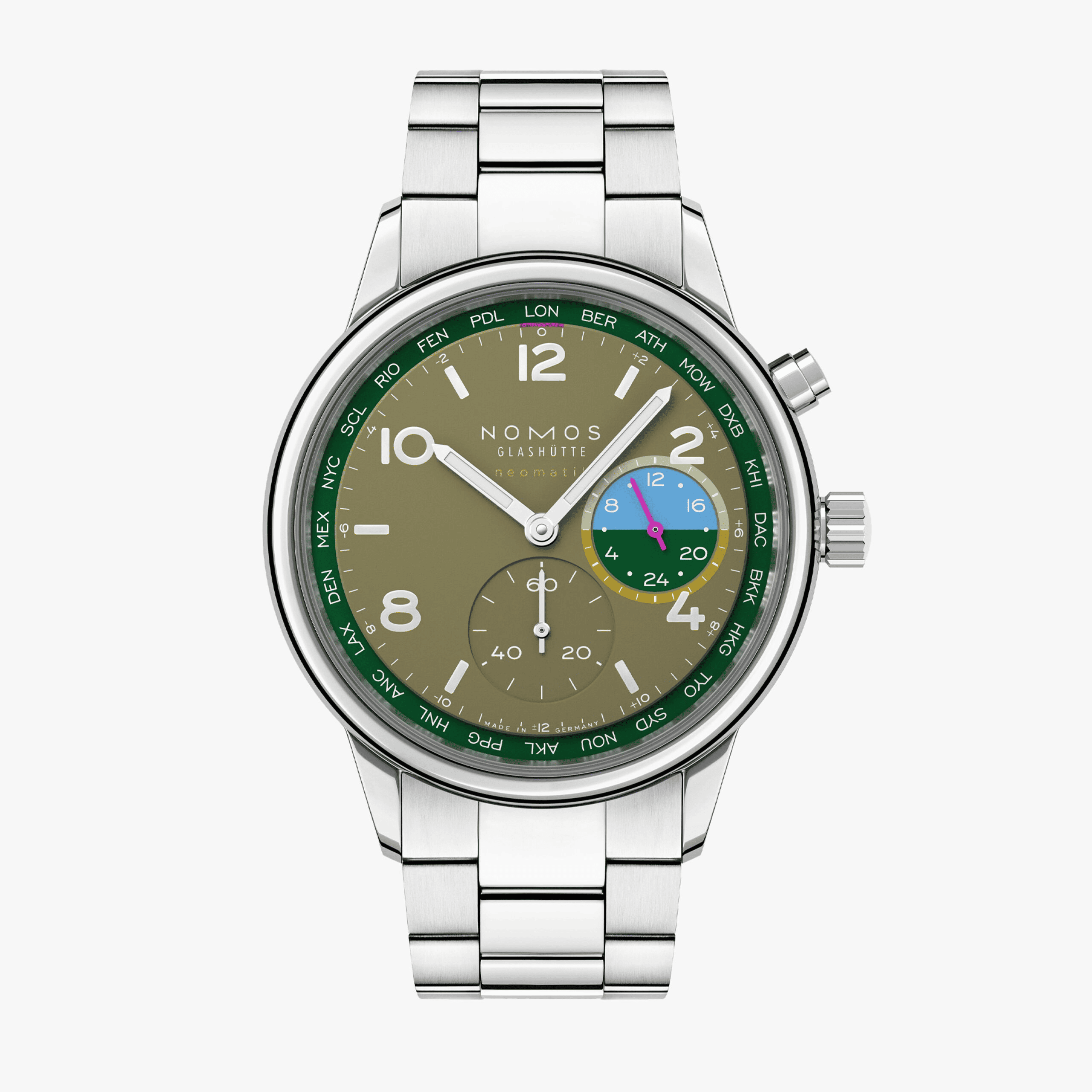 クラブ・スポーツ ネオマティック ワールドタイマー ジャングル　NM790.S6NOMOS GLASHÜTTE この腕時計の鮮やかな緑は、鬱蒼とした熱帯雨林を思わせます。熱帯地域の大きな葉っぱの豊かなディープグリーン、下生えのオリーブグリーン、新芽の淡い緑の全てがあり、オーキッドピンクとウォーターブルーの細部は、ダイアルにコントラストをもたらしています。自動巻きキャリバーを搭載するこのワールドタイム機能付き腕時計においては、スポーティーさと機能性が均衡しており、一目で24のタイムゾーンを見ることができ、セカンドタイムゾーンの24時間表示も備わっています。ジャングルは175本限定であり、世界との特別な自分だけの繋がりをもたらします。
