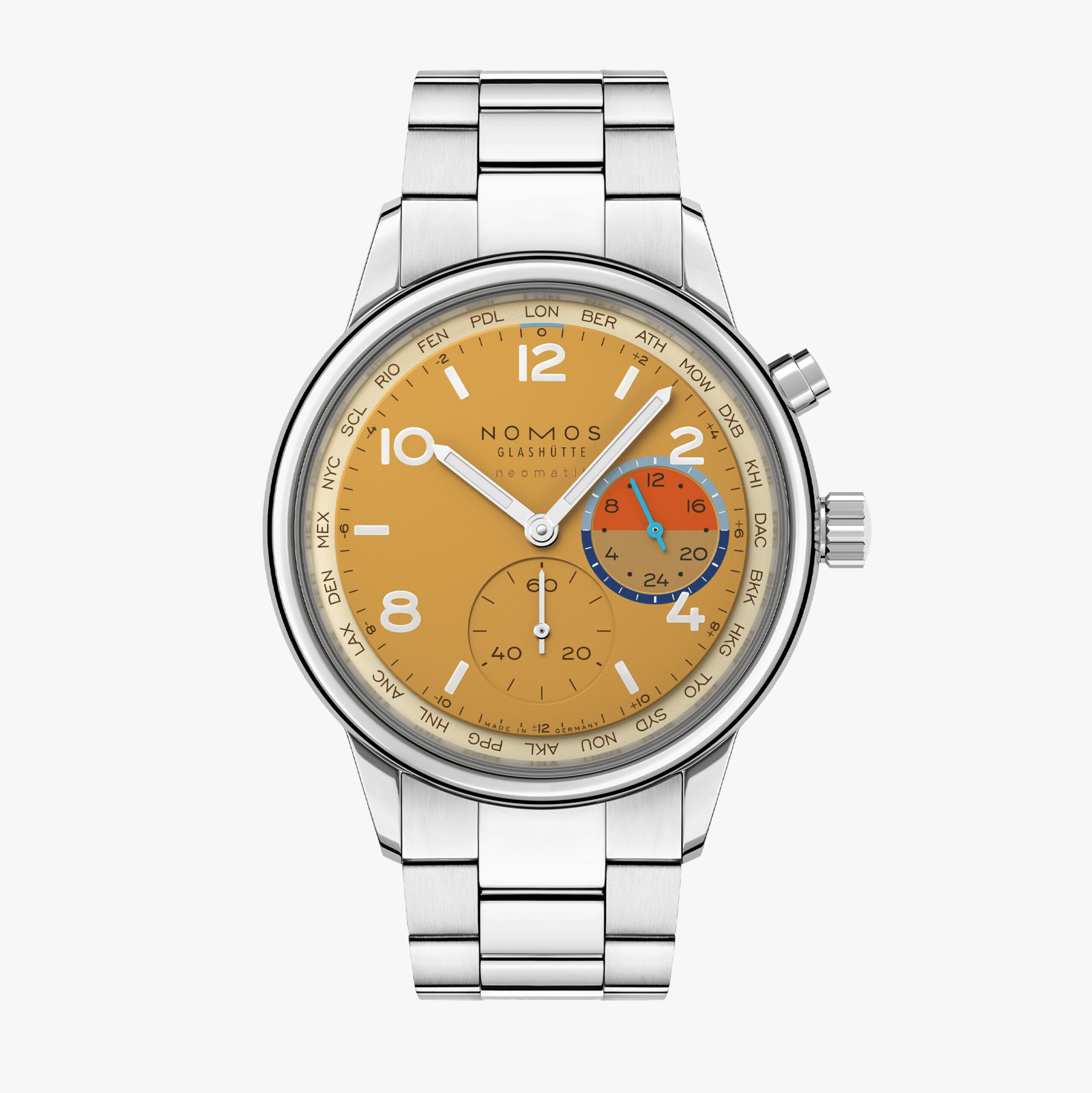 NOMOS GLASHÜTTE  クラブ・スポーツ ネオマティック ワールドタイマー デューン　NM790.S6弾力や回復力に色があるとすれば、この腕時計の黄金のベージュ色はその最高の選択肢となるでしょう。果てしなき地平線と不変に見える変化に満ちた砂漠を彷彿とさせるからです。そして、ダイアル上では2つの冷たいブルーのセミサークルが温かい夕日のオレンジを蜃気楼のように捉えています。 自動巻きキャリバーを搭載するこのワールドタイム機能付き腕時計においては、スポーティーさと機能性が均衡しており、一目で24のタイムゾーンを見ることができ、セカンドタイムゾーンの24時間表示も備わっています。デューンは175本限定であり、世界との特別な自分だけの繋がりをもたらします。