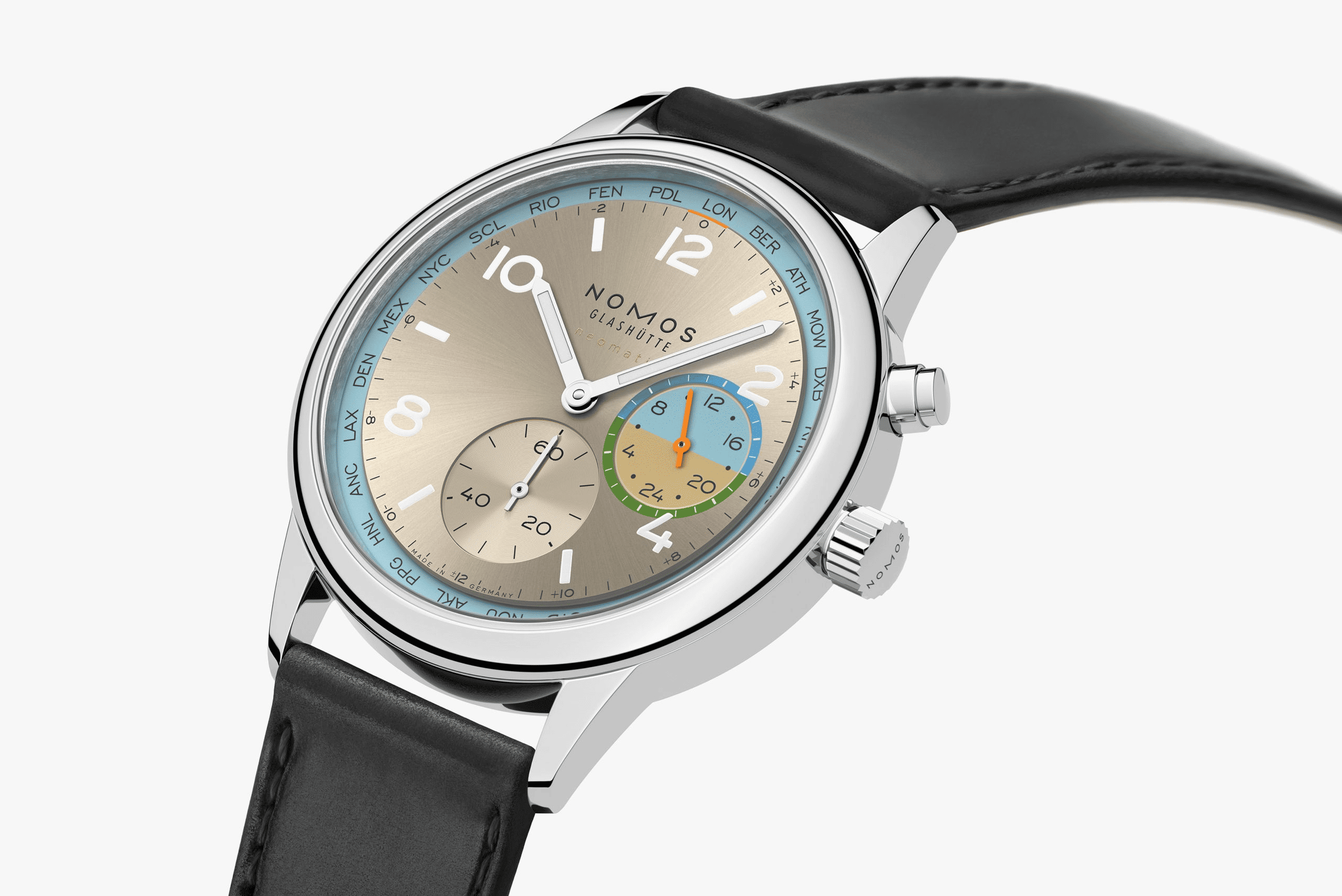NOMOS Glashütte（ノモス・グラスヒュッテ）は、ドイツ・ザクセン州グラスヒュッテに拠点を置く機械式腕時計ブランド。バウハウスの精神を受け継ぐミニマルなデザインと、自社製キャリバーによる高い精度が魅力です。シンプルながらも緻密な造形美と、日常に寄り添う使いやすさを両立。ドイツ時計らしい合理性と温もりを兼ね備えた、知的で上質なタイムピースとして世界中の時計愛好家から支持されています。東京でNOMOSをお探しなら、阪急メンズ東京FORTUNE TIMEへ。都内でも有数の展示数を誇る正規販売店として、人気シリーズの豊富なラインナップをご覧いただけます。