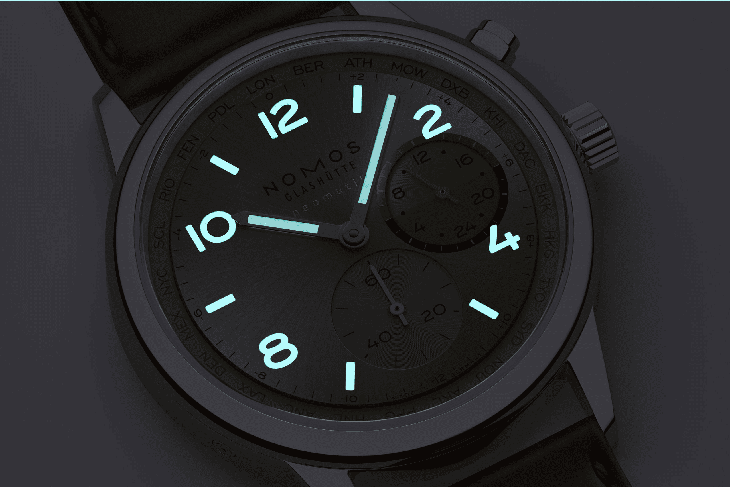 NOMOS Glashütte（ノモス・グラスヒュッテ）は、ドイツ・ザクセン州グラスヒュッテに拠点を置く機械式腕時計ブランド。バウハウスの精神を受け継ぐミニマルなデザインと、自社製キャリバーによる高い精度が魅力です。シンプルながらも緻密な造形美と、日常に寄り添う使いやすさを両立。ドイツ時計らしい合理性と温もりを兼ね備えた、知的で上質なタイムピースとして世界中の時計愛好家から支持されています。東京でNOMOSをお探しなら、阪急メンズ東京FORTUNE TIMEへ。都内でも有数の展示数を誇る正規販売店として、人気シリーズの豊富なラインナップをご覧いただけます。