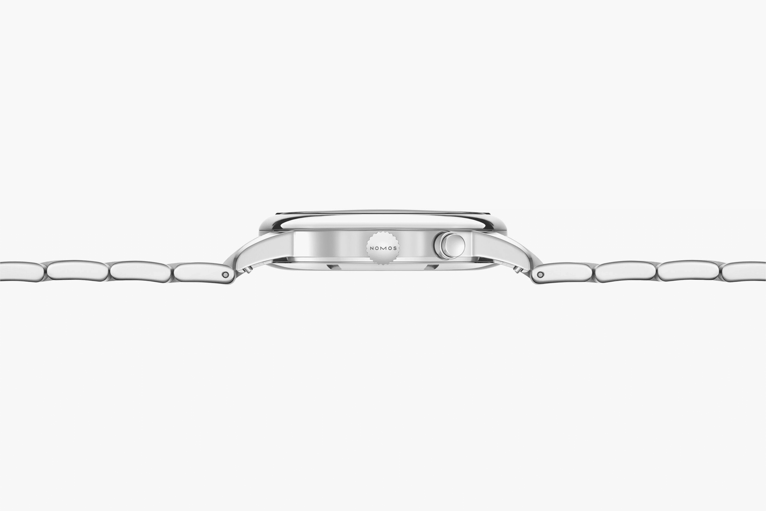 クラブ・スポーツ ネオマティック ワールドタイマー ジャングル　NM790.S6NOMOS GLASHÜTTE この腕時計の鮮やかな緑は、鬱蒼とした熱帯雨林を思わせます。熱帯地域の大きな葉っぱの豊かなディープグリーン、下生えのオリーブグリーン、新芽の淡い緑の全てがあり、オーキッドピンクとウォーターブルーの細部は、ダイアルにコントラストをもたらしています。自動巻きキャリバーを搭載するこのワールドタイム機能付き腕時計においては、スポーティーさと機能性が均衡しており、一目で24のタイムゾーンを見ることができ、セカンドタイムゾーンの24時間表示も備わっています。ジャングルは175本限定であり、世界との特別な自分だけの繋がりをもたらします。