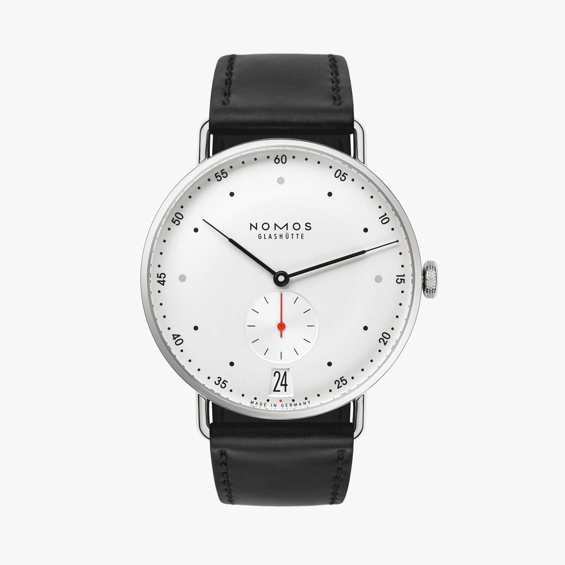Metro 38 dayt 1102 初めての高級時計を選ぶなら、NOMOS Glashütte（ノモス・グラスヒュッテ）。ドイツ・グラスヒュッテで生まれたこのブランドは、クラフツマンシップとデザイン哲学を融合させた上質な機械式腕時計を生み出しています。無駄を削ぎ落とした美しい佇まい、確かな精度、そして毎日つけたくなる快適さ。ビジネスにもカジュアルにも自然に溶け込む一本として、時計好きが最初に惚れ込むブランドです。東京・阪急メンズ東京FORTUNE TIMEでは、定番モデルから限定品まで幅広く展示。あなたの人生の節目を飾る一本に出会えます。