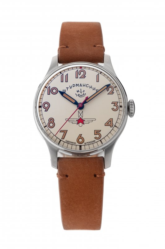 人類初の宇宙飛行、その腕にあった時計を、現代に。  1961年4月12日、ユーリイ・ガガーリンがボストークに乗り込み、人類史上初の有人宇宙飛行を成し遂げたその瞬間。彼の腕にあったのが、モスクワ第一時計工場製の「シュトゥルマンスキー」でした。  その伝説の33mmサイズを忠実に再現したリメイクモデルが、ついに登場。 ドーム型の婉曲風防、軽く盛り上がった裏蓋が当時の雰囲気をそのままに伝え、ノスタルジックな魅力を放ちます。  フェイスには、オリジナル同様「モスクワ第一時計工場」のロゴを配し、ブランドのルーツと誇りを継承。さらにリューズは現代仕様にアップデートされ、グローブ装着時でも操作しやすい形状に。  ただの復刻ではない、“本物”に限りなく近い宇宙遺産。 宇宙史と時計史の交差点に立つこの一本は、コレクションとしても、日常使いとしても、間違いなくおすすめです。  シリアル消化のため、現在個品に限り販売可能です。
