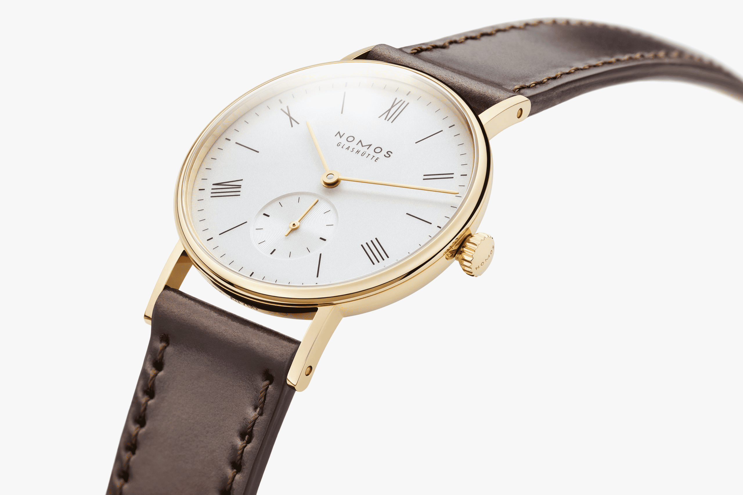 ラドウィッグ ゴールド 33　LD2A2W233　NOMOS ノモス　NOMOS GLASHÜTTE 品番：LD2A2W233 ムーブメント：自社製手巻きキャリバー　アルファ ケースサイズ：32.8 mm ケース厚さ：6.6 mm ケース素材：18カラットゴールド ダイアルカラー：亜鉛メッキ、白銀仕上げ 風防：サファイアクリスタルガラス 防水：3気圧 日常生活防水 ベルト素材：ホーウィン社製シェルコードバン ブラウン パワーリザーブ：43時間