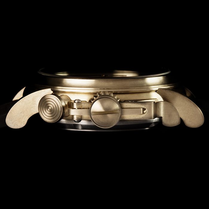 CHRONOFIGHTER VINTAGE BRONZE & BLACK 2CVAK.B26AGRAHAM（グラハム）は、1995年にスイスで誕生したクロノグラフを中核とする機械式腕時計ブランド。偉大な時計師ジョージ・グラハムの名を冠し、他にはない大胆なデザインと力強い存在感を持つタイムピースを生み出してきました。象徴的な大型ケースやトリガー型クロノグラフプッシャーに代表される、ひと目でグラハムと分かる造形は、流行や無難さとは一線を画す“NOT EVERYBODY’S WATCH”という哲学を体現しています。堅牢なケース構造と本格的な機械式クロノグラフムーブメントを搭載し、視認性・操作性にも優れた実用的な腕時計でありながら、個性と主張を強く放つ一本。人と被らない時計を求める時計愛好家や、強いキャラクターを持つ腕時計を探している方にこそふさわしいブランドです。