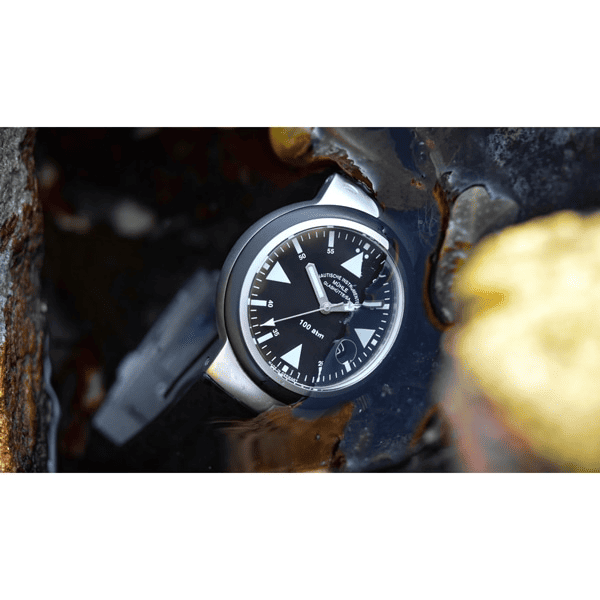 Mühle Glashütte S.A.R. Rescue-Timer M1-41-03-KBは、1000m（100気圧）防水と厚さ4mmの無反射ドーム型サファイアクリスタルを装備した本格プロフェッショナルダイバーズウォッチで、飽和潜水にも対応可能な堅牢性を誇るドイツ製の名機。