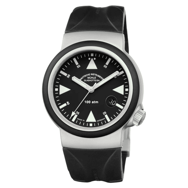 SAR Rescue-Timer M1-41-03-KBは、視認性と実用性を極限まで追求した42mmケースのミューレ・グラスヒュッテ製ダイバーズで、精密なドイツクロノメーター規格に基づく精度調整、超厚サファイア風防、1000m防水といったタフネス機能を搭載。