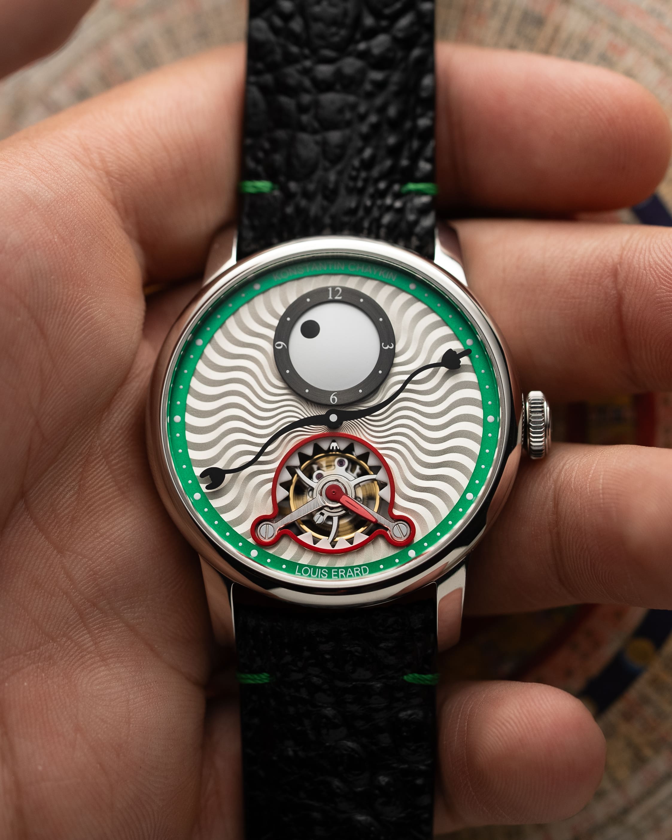 「Noirmont」X Regulator/ ノワールモン X レギュレーター X トゥールビヨン Louis Erard × Konstantin Chaykin ルイ・エラール×コンスタンチン・チャイキン LE89241AA90BGA088Louis Erard（ルイ・エラール）は、1929年にスイス・ジュラ山脈で創業した独立系時計ブランド。スイス伝統の時計製造を継承しながら、象徴的な“レギュレーター表示”や、コラボレーションによる革新的デザインを多数送り出すクリエイティブな高級機械式腕時計ブランドです。丁寧な仕上げとクラフツマンシップを重視しつつ、実直な価格設定で本格的な機械式時計の魅力を広く届ける姿勢が世界の時計愛好家から支持されています。個性と伝統を併せ持つタイムピースを探す方に最適で、コレクションの１本目にも、次のステップにも選ばれるブランド。東京でルイ・エラールを探すなら、阪急メンズ東京 FORTUNE TIMEへ。正規販売店として定番モデルから最新コラボレーションモデルまで幅広いラインナップをご覧いただけます。