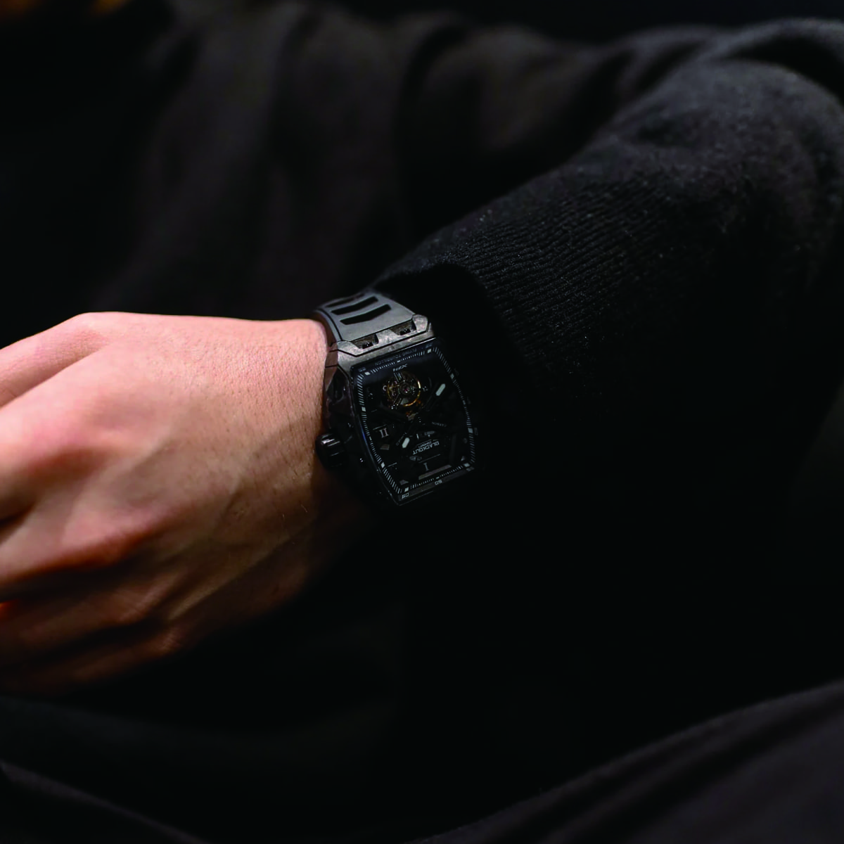 「高級感ある腕時計をカジュアルに楽しむならこれ｜BLACKOUT WATCHES XP1 Tourbillonが日本初上陸」
