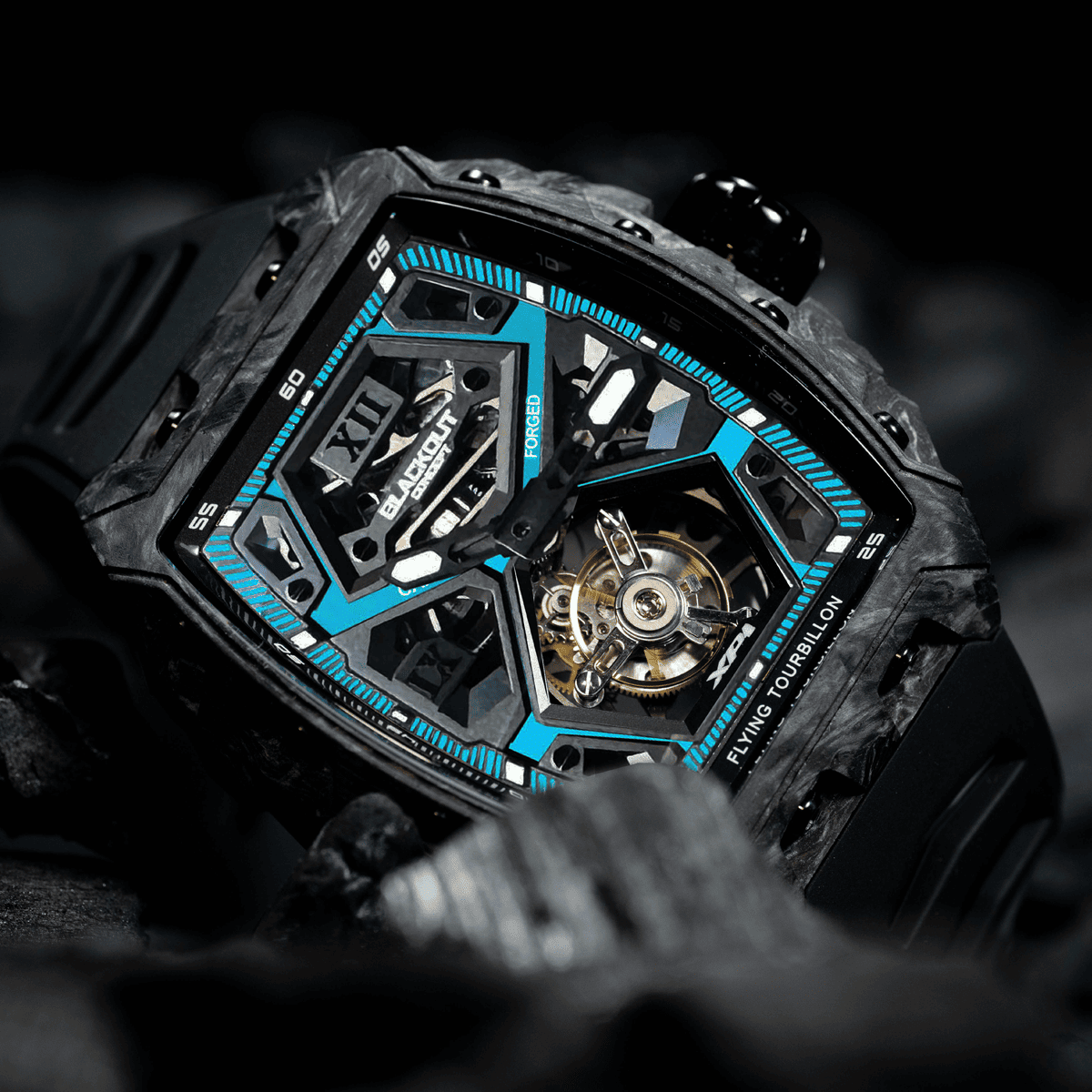 「20代・30代の高級時計デビューにおすすめ｜日本初上陸のBLACKOUT WATCHES XP1はスタイリングしやすい一本」