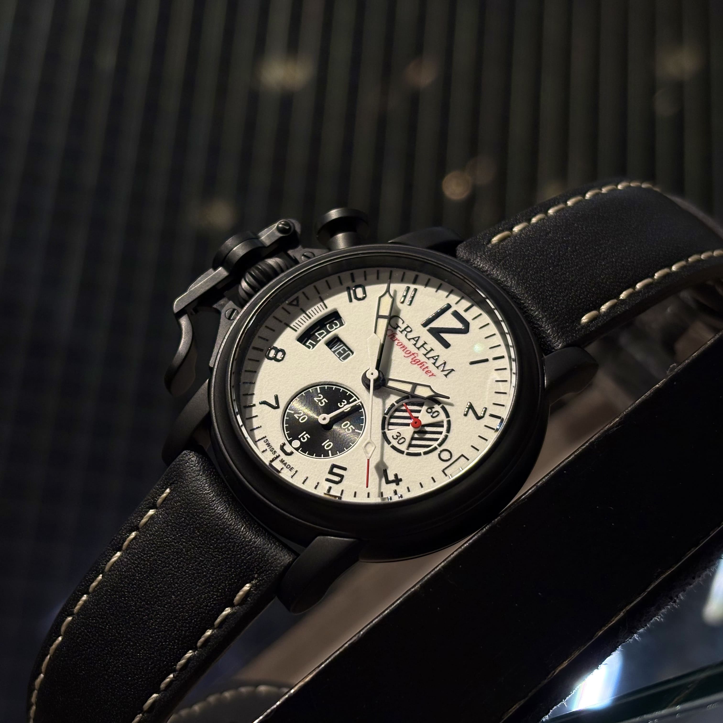 CHRONOFIGHTER VINTAGE AVIATOR DLC LIMITED EDITION　2CVAB.W03A　GRAHAM（グラハム）は、1995年にスイスで誕生したクロノグラフを中核とする機械式腕時計ブランド。偉大な時計師ジョージ・グラハムの名を冠し、他にはない大胆なデザインと力強い存在感を持つタイムピースを生み出してきました。象徴的な大型ケースやトリガー型クロノグラフプッシャーに代表される、ひと目でグラハムと分かる造形は、流行や無難さとは一線を画す“NOT EVERYBODY’S WATCH”という哲学を体現しています。堅牢なケース構造と本格的な機械式クロノグラフムーブメントを搭載し、視認性・操作性にも優れた実用的な腕時計でありながら、個性と主張を強く放つ一本。人と被らない時計を求める時計愛好家や、強いキャラクターを持つ腕時計を探している方にこそふさわしいブランドです。