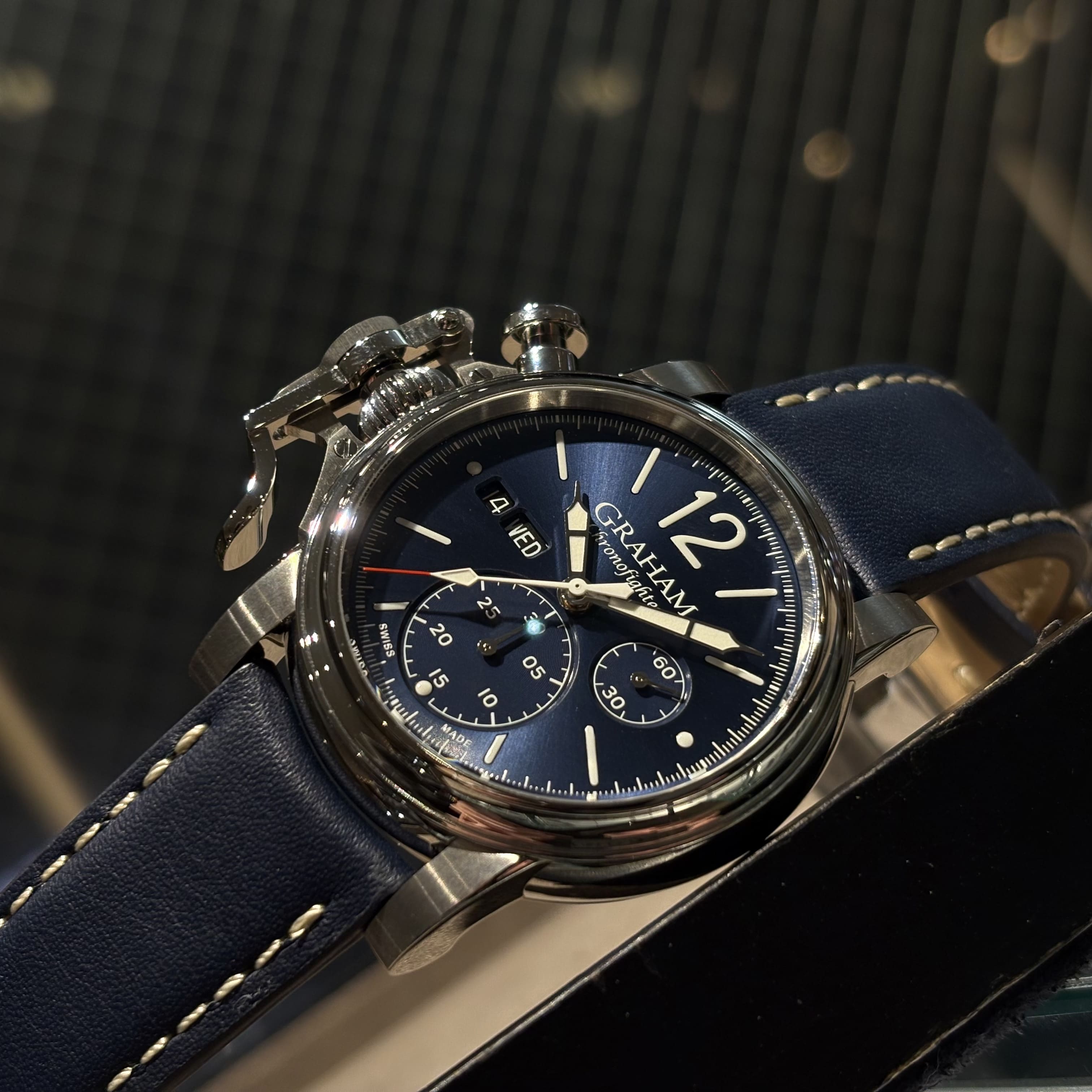 CHRONOFIGHTER VINTAGE BLUE GRAMAH グラハム 腕時計 44mm（クロノファイター ヴィンテージ ブルー）クロノグラフ 2CVAS.U01AGRAHAM（グラハム）は、1995年にスイスで誕生したクロノグラフを中核とする機械式腕時計ブランド。偉大な時計師ジョージ・グラハムの名を冠し、他にはない大胆なデザインと力強い存在感を持つタイムピースを生み出してきました。象徴的な大型ケースやトリガー型クロノグラフプッシャーに代表される、ひと目でグラハムと分かる造形は、流行や無難さとは一線を画す“NOT EVERYBODY’S WATCH”という哲学を体現しています。堅牢なケース構造と本格的な機械式クロノグラフムーブメントを搭載し、視認性・操作性にも優れた実用的な腕時計でありながら、個性と主張を強く放つ一本。人と被らない時計を求める時計愛好家や、強いキャラクターを持つ腕時計を探している方にこそふさわしいブランドです。