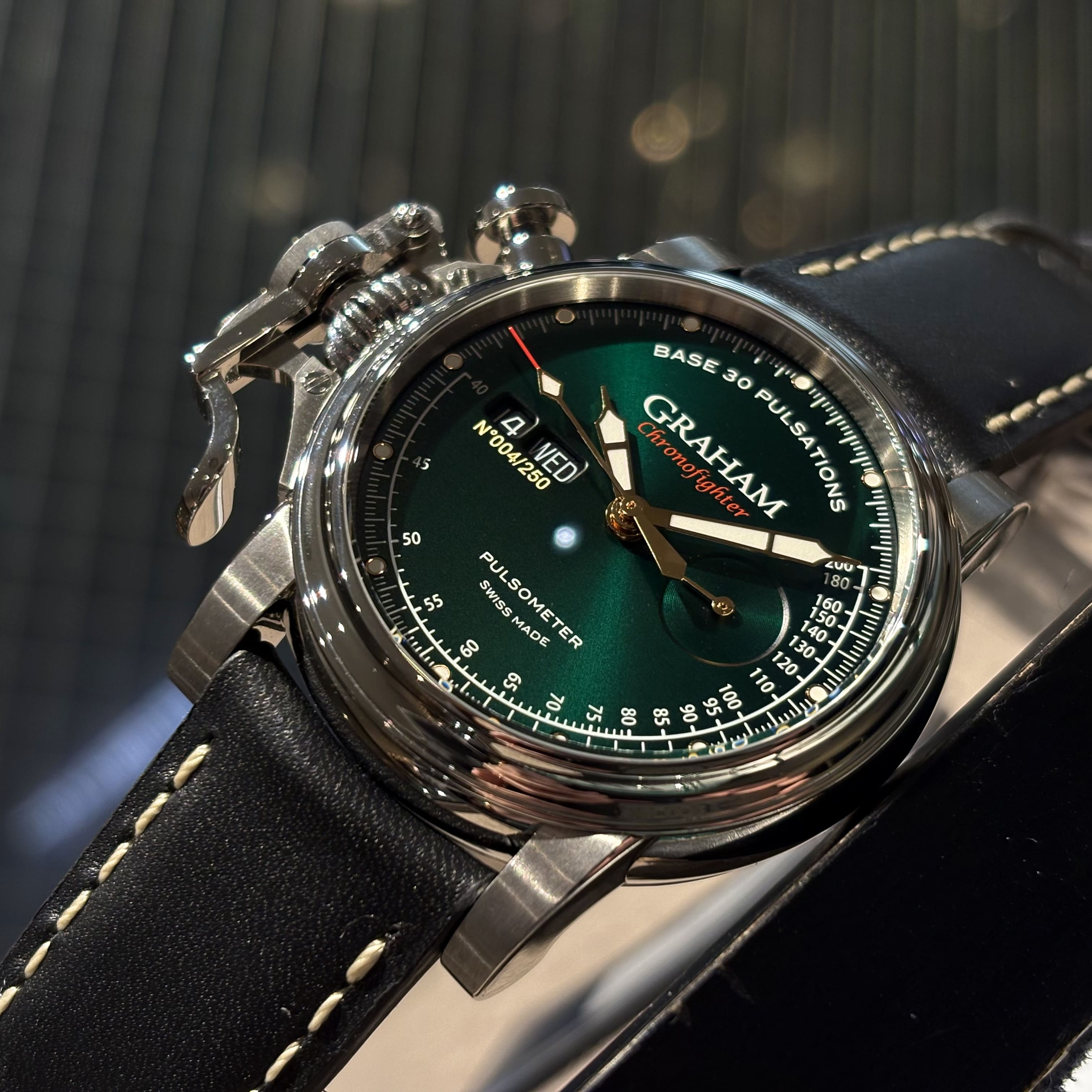 CHRONOFIGHTER VINTAGE PULSOMETER　2CVCS.G09A　GRAHAM（グラハム）は、1995年にスイスで誕生したクロノグラフを中核とする機械式腕時計ブランド。偉大な時計師ジョージ・グラハムの名を冠し、他にはない大胆なデザインと力強い存在感を持つタイムピースを生み出してきました。象徴的な大型ケースやトリガー型クロノグラフプッシャーに代表される、ひと目でグラハムと分かる造形は、流行や無難さとは一線を画す“NOT EVERYBODY’S WATCH”という哲学を体現しています。堅牢なケース構造と本格的な機械式クロノグラフムーブメントを搭載し、視認性・操作性にも優れた実用的な腕時計でありながら、個性と主張を強く放つ一本。人と被らない時計を求める時計愛好家や、強いキャラクターを持つ腕時計を探している方にこそふさわしいブランドです。