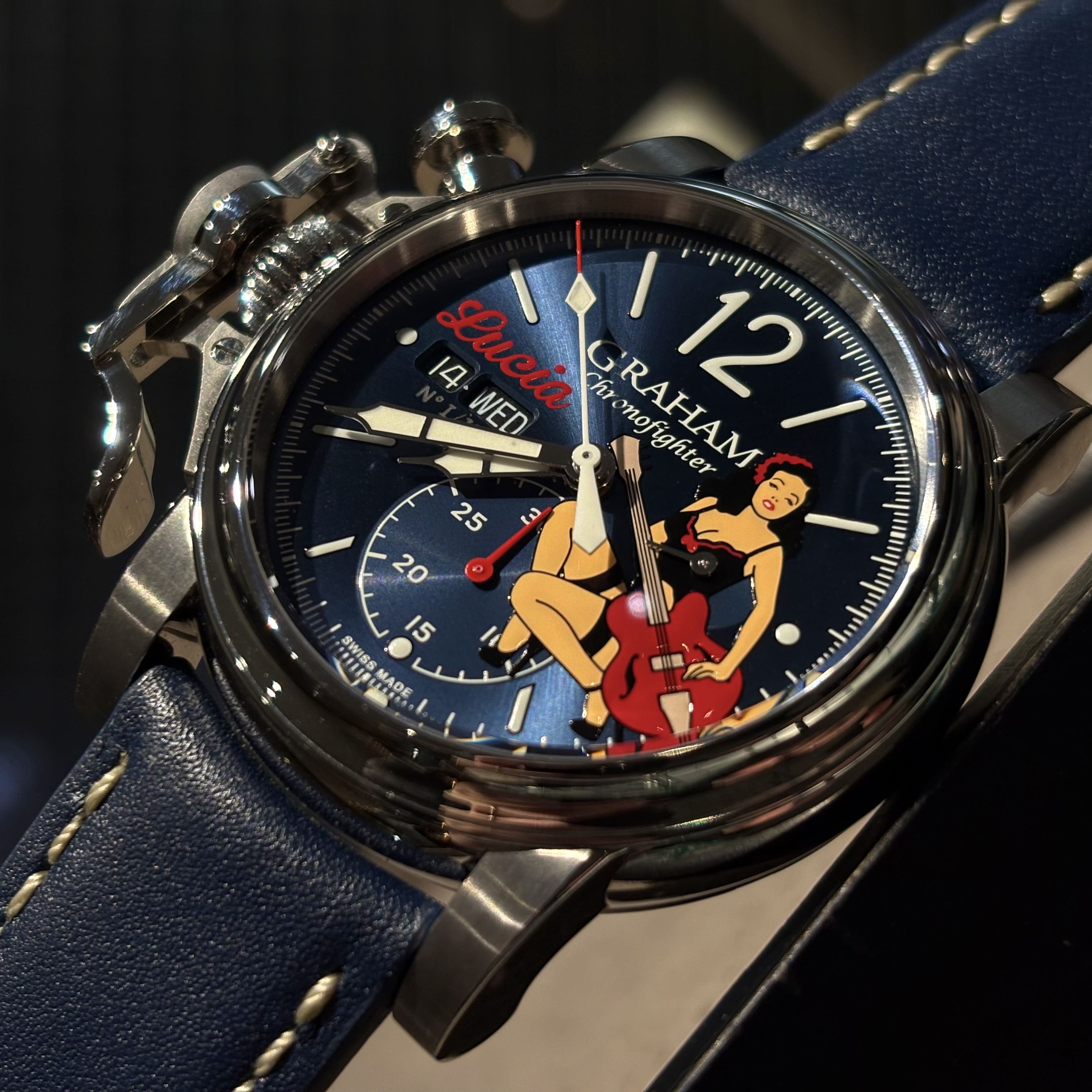 CHRONOFIGHTER VINTAGE NOSE ART LTD LUCIA　2CVAS/U11A　GRAHAM（グラハム）は、1995年にスイスで誕生したクロノグラフを中核とする機械式腕時計ブランド。偉大な時計師ジョージ・グラハムの名を冠し、他にはない大胆なデザインと力強い存在感を持つタイムピースを生み出してきました。象徴的な大型ケースやトリガー型クロノグラフプッシャーに代表される、ひと目でグラハムと分かる造形は、流行や無難さとは一線を画す“NOT EVERYBODY’S WATCH”という哲学を体現しています。堅牢なケース構造と本格的な機械式クロノグラフムーブメントを搭載し、視認性・操作性にも優れた実用的な腕時計でありながら、個性と主張を強く放つ一本。人と被らない時計を求める時計愛好家や、強いキャラクターを持つ腕時計を探している方にこそふさわしいブランドです。