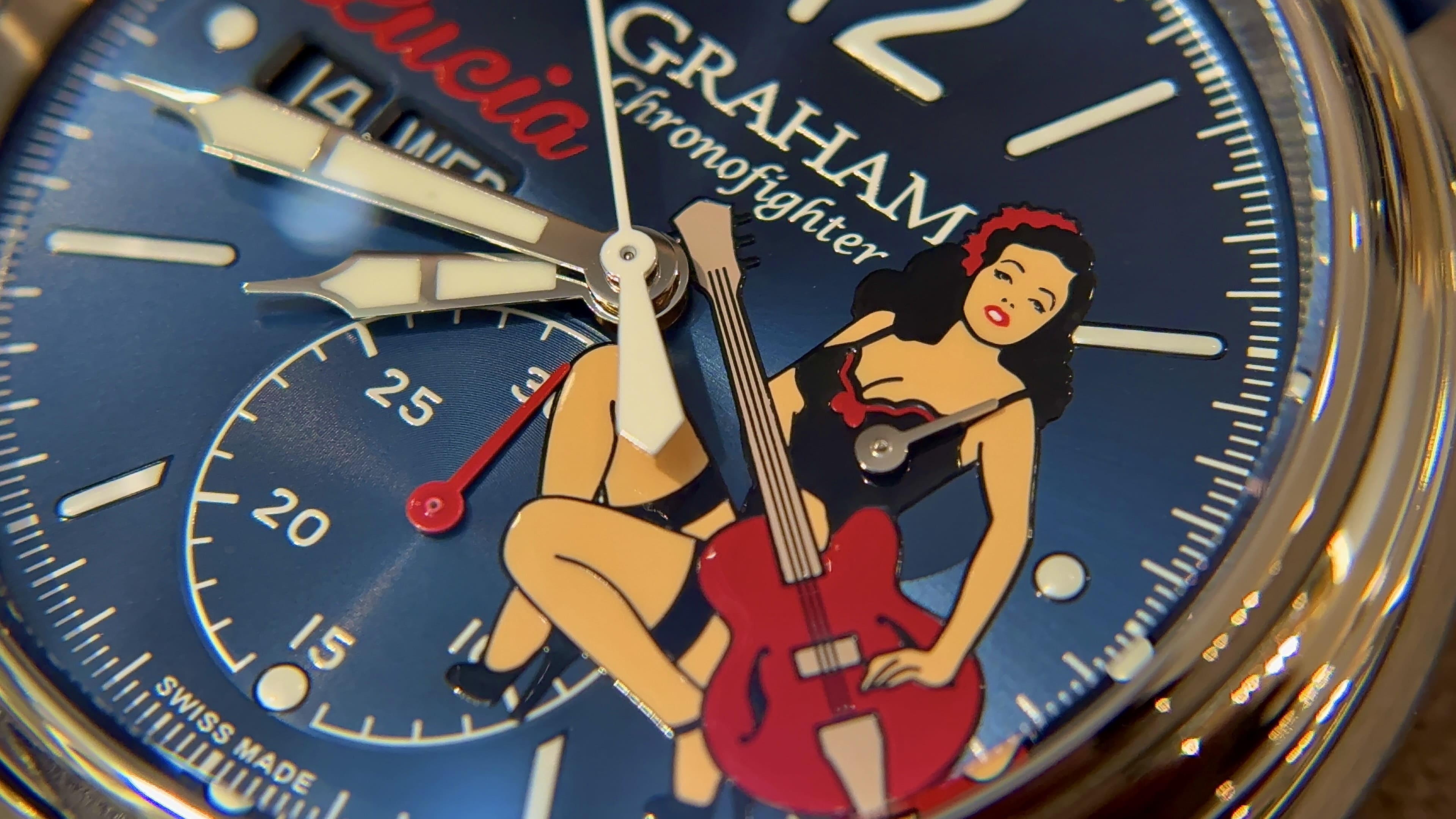 CHRONOFIGHTER VINTAGE NOSE ART LTD LUCIA　2CVAS/U11A　GRAHAM（グラハム）は、1995年にスイスで誕生したクロノグラフを中核とする機械式腕時計ブランド。偉大な時計師ジョージ・グラハムの名を冠し、他にはない大胆なデザインと力強い存在感を持つタイムピースを生み出してきました。象徴的な大型ケースやトリガー型クロノグラフプッシャーに代表される、ひと目でグラハムと分かる造形は、流行や無難さとは一線を画す“NOT EVERYBODY’S WATCH”という哲学を体現しています。堅牢なケース構造と本格的な機械式クロノグラフムーブメントを搭載し、視認性・操作性にも優れた実用的な腕時計でありながら、個性と主張を強く放つ一本。人と被らない時計を求める時計愛好家や、強いキャラクターを持つ腕時計を探している方にこそふさわしいブランドです。