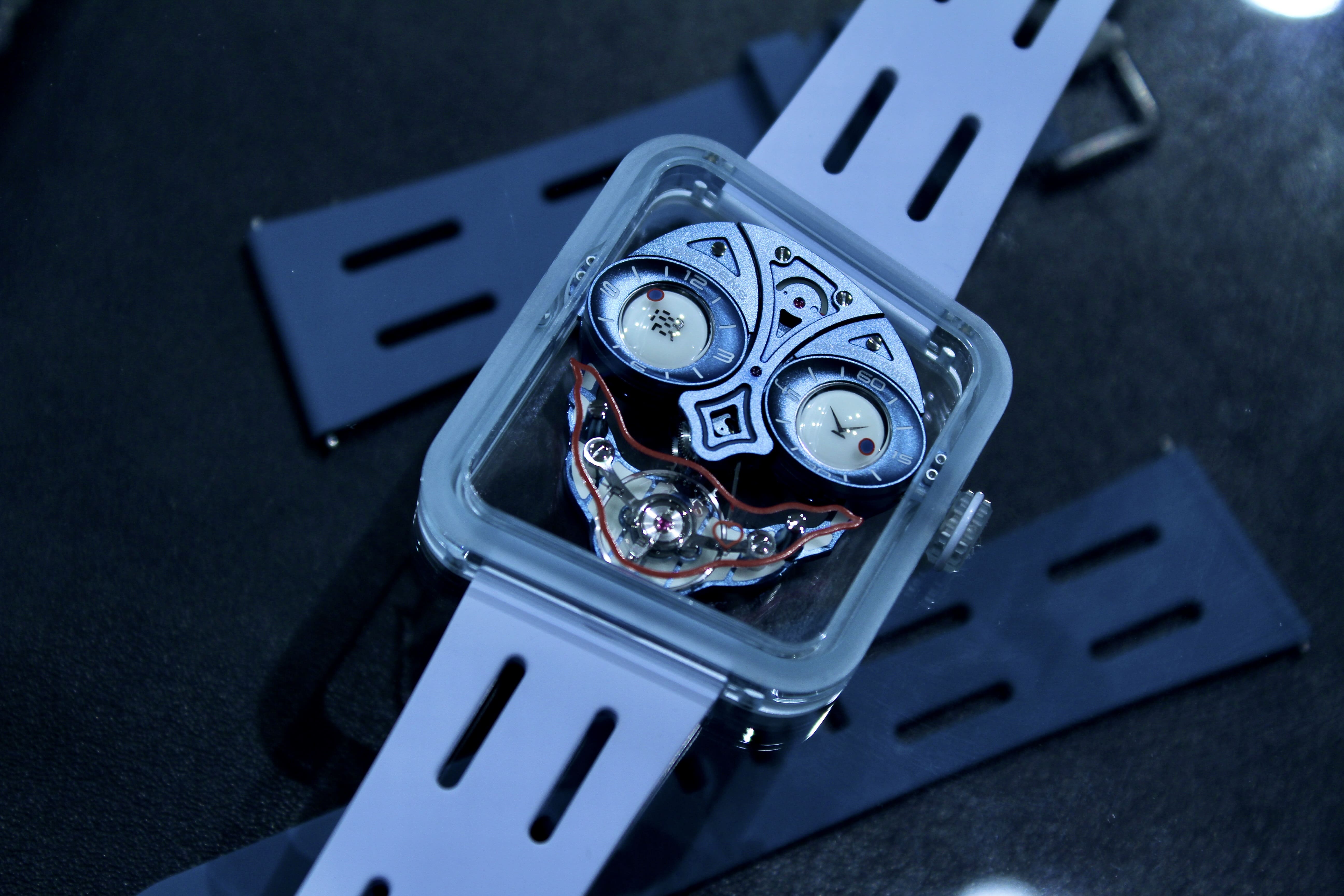 ベーレンス BEHRENS×Konstantin Chaykin Ace of Heart トランプのハートエースをモチーフにした独創的な文字盤デザインの機械式腕時計 カーボンケースと立体ダイヤルが特徴のコラボレーションモデル BHR033SABL