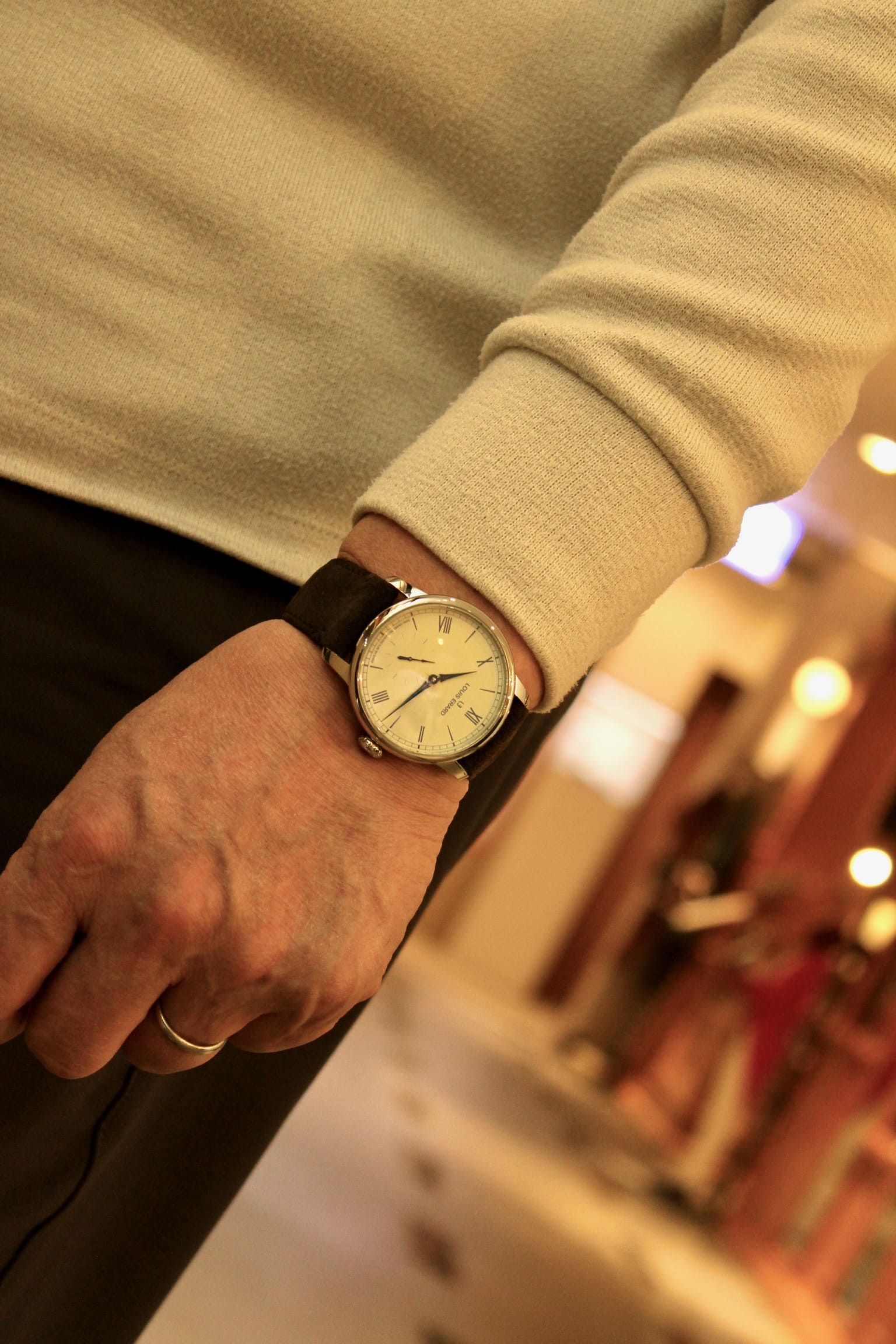 Louis Erard エクセレンスシリーズ、ケースサイズ42mmの時計全体像。ステンレススチール製のケースと両面無反射コーティングされたサファイアガラス、シースルーバックの裏蓋が高級感を引き立てるスイス製のモデル