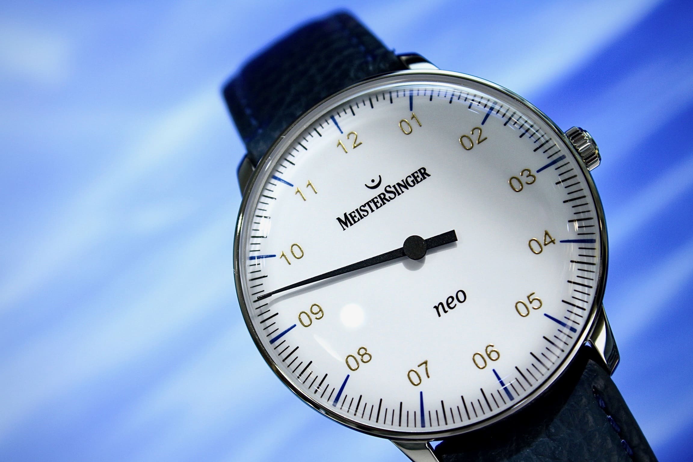 マイスタージンガー（MeisterSinger）の腕時計は、“一本針”がゆっくりと時を刻むことで「今を大切にする」想いを象徴するタイムピース。誕生日プレゼントやクリスマスギフト、結納返し、記念日の贈り物としても最適です。ドイツの職人精神とスイスの高精度ムーブメントが融合したその美しさは、贈られた瞬間から長く寄り添う特別な存在になります。東京・阪急メンズ東京では、正規取扱店として豊富なラインナップを実際に手に取ってご覧いただけます。大切な人への特別なギフトにふさわしい一本です。