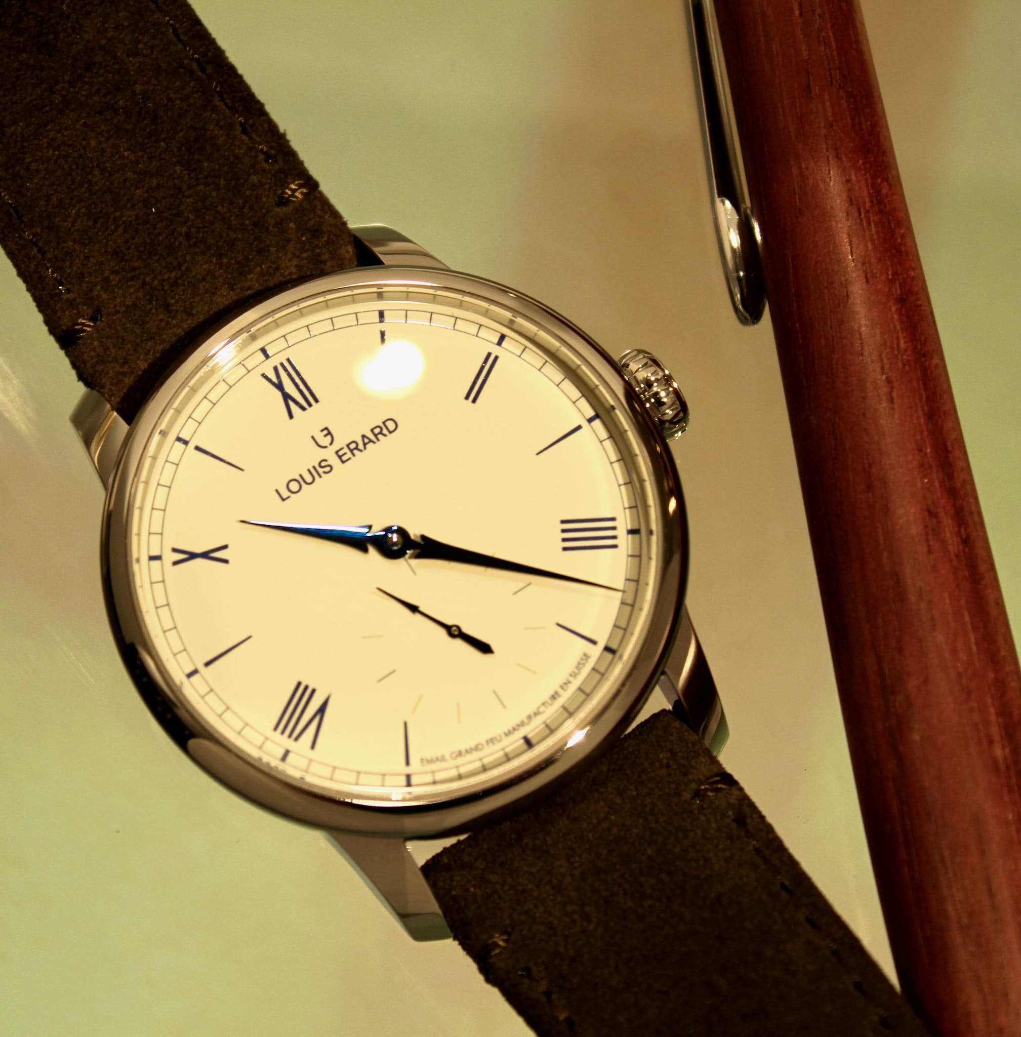 世界限定99本のLouis Erard エクセレンスシリーズの時計、ブラウンのカーフヌバックストラップとスモールセコンド機能が調和した特別なモデル。スイス製でエナメルダイヤルを特徴とするこの時計は、贈り物やコレクションに最適です