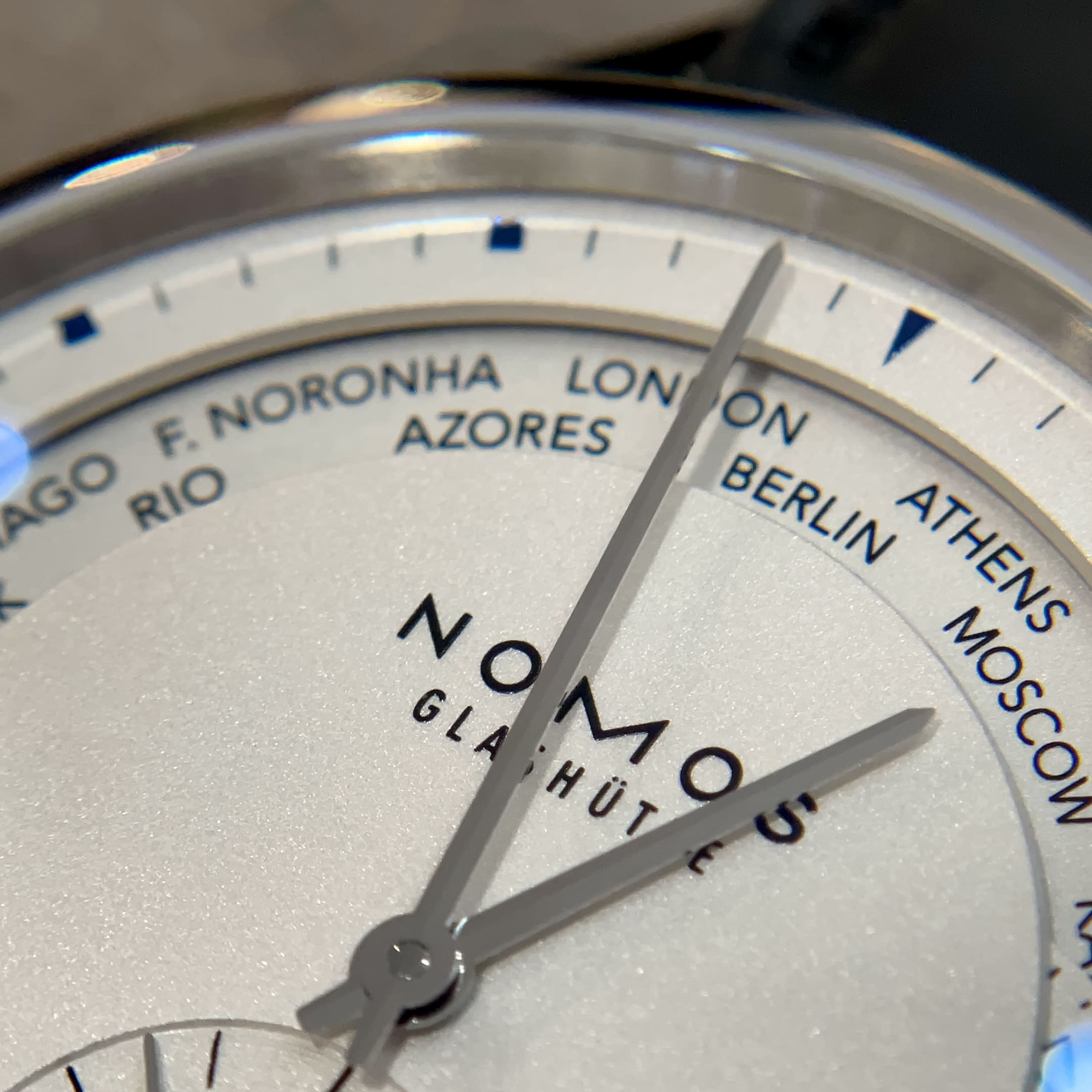 チューリッヒ ワールドタイマー　ZR1X4W2　NOMOS GLASHÜTTE  NOMOS ノモス　高級時計　時計　腕時計　機械式時計　ワールドタイム　ドイツ時計　メンズ腕時計　レディース腕時計