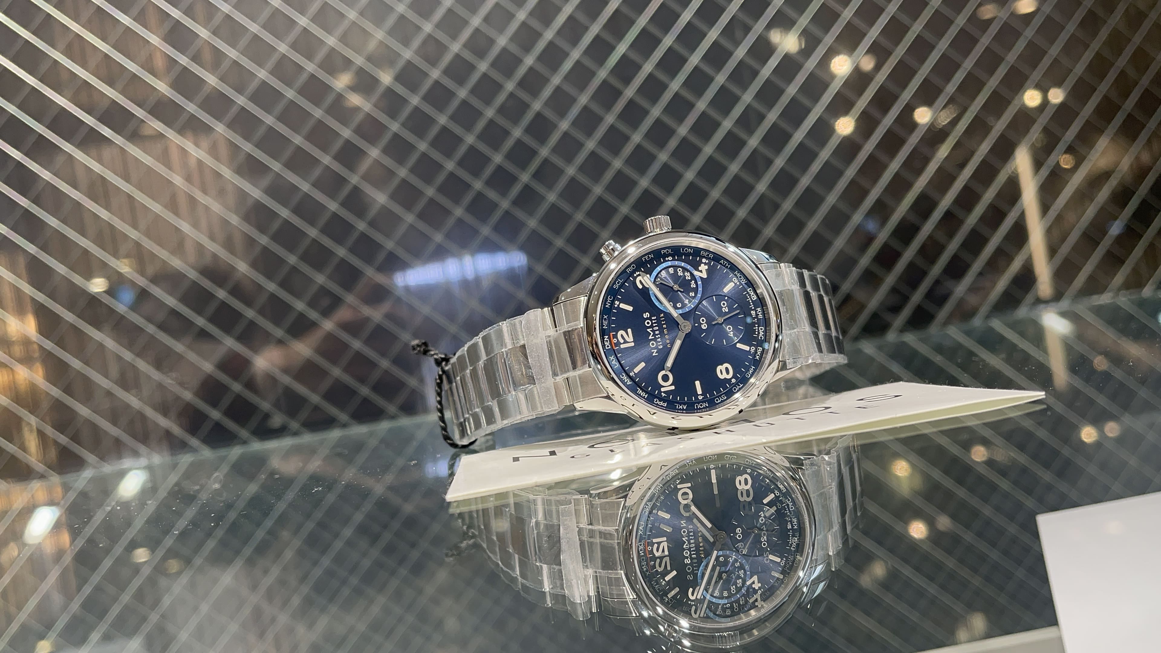 クラブ・スポーツ ネオマティック NM790は、ディープブルーの文字盤がエレガントな存在感を放ち、スポーツ性能と世界時計機能を両立した、ノモスならではの革新的デザインウォッチ。